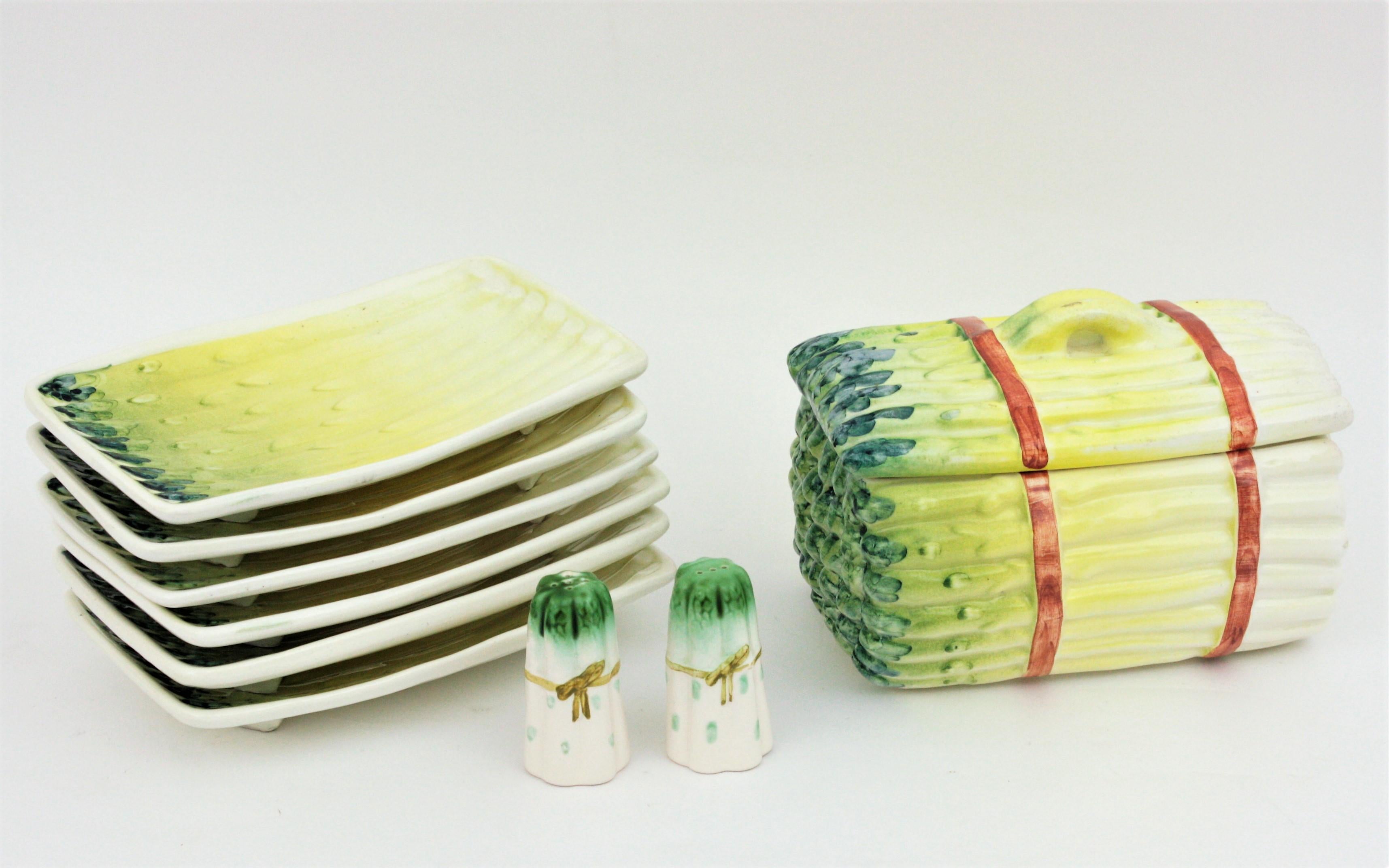 Eye-catching Mid-Century Modern asparagus design glazed ceramic serving set, Spain, 1950s-1960s
A set of 6 asparagus plates, a server with lid and a salt and pepper shakers set.
The asparagus tureen with lid has a very realistic design.
This set