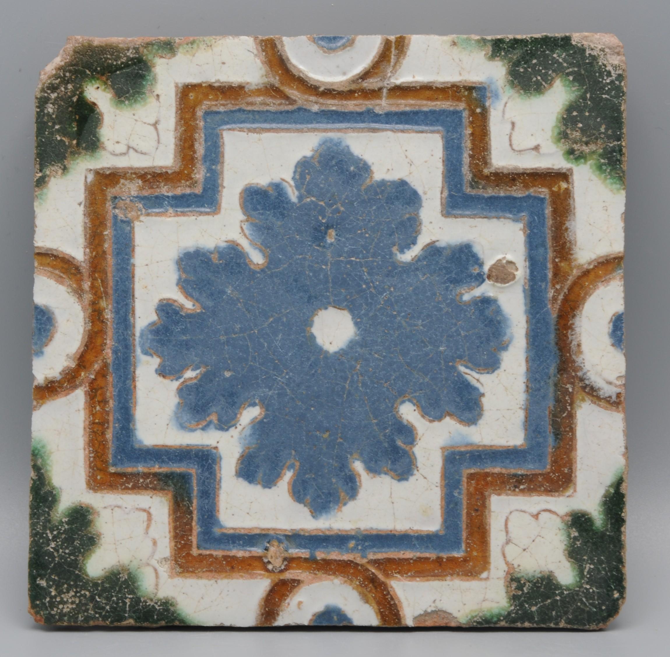 Set of 4 early Arista y cuenca tiles made in Toledo. Tile decorated in renaissance with stylized flowers, probably made between 1550 and 1575. 

condition: 3 are in very good condition with only chips on the rims, one has been broken and glued.