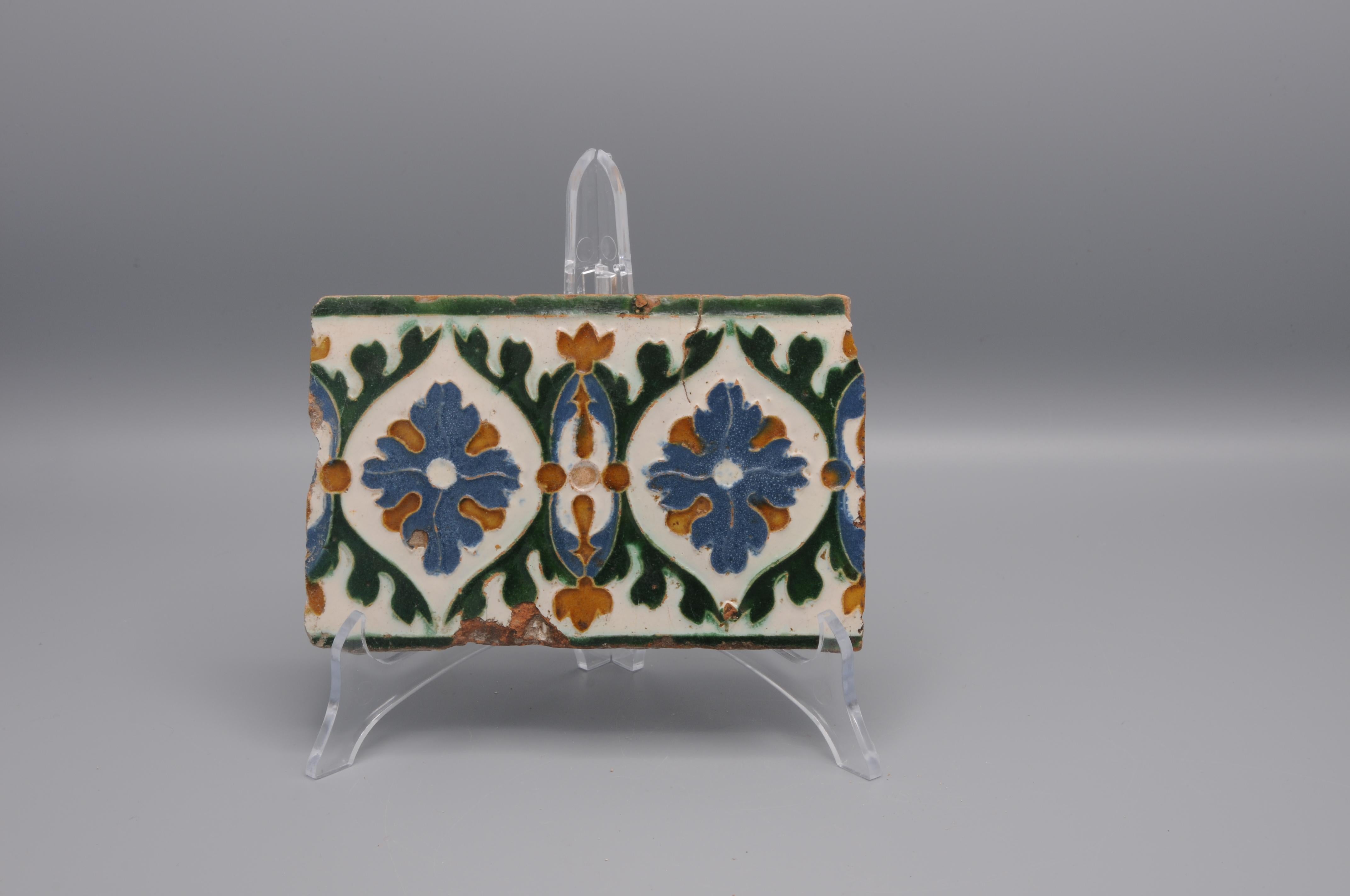 Early Arista /  border tile made in Toledo. Tile decorated in renaissance with stylized flowers was probably made between 1550 and 1575. 

Catalogue: La Azulejería Toledana a Través de los Siglos. Toledo 1979.

