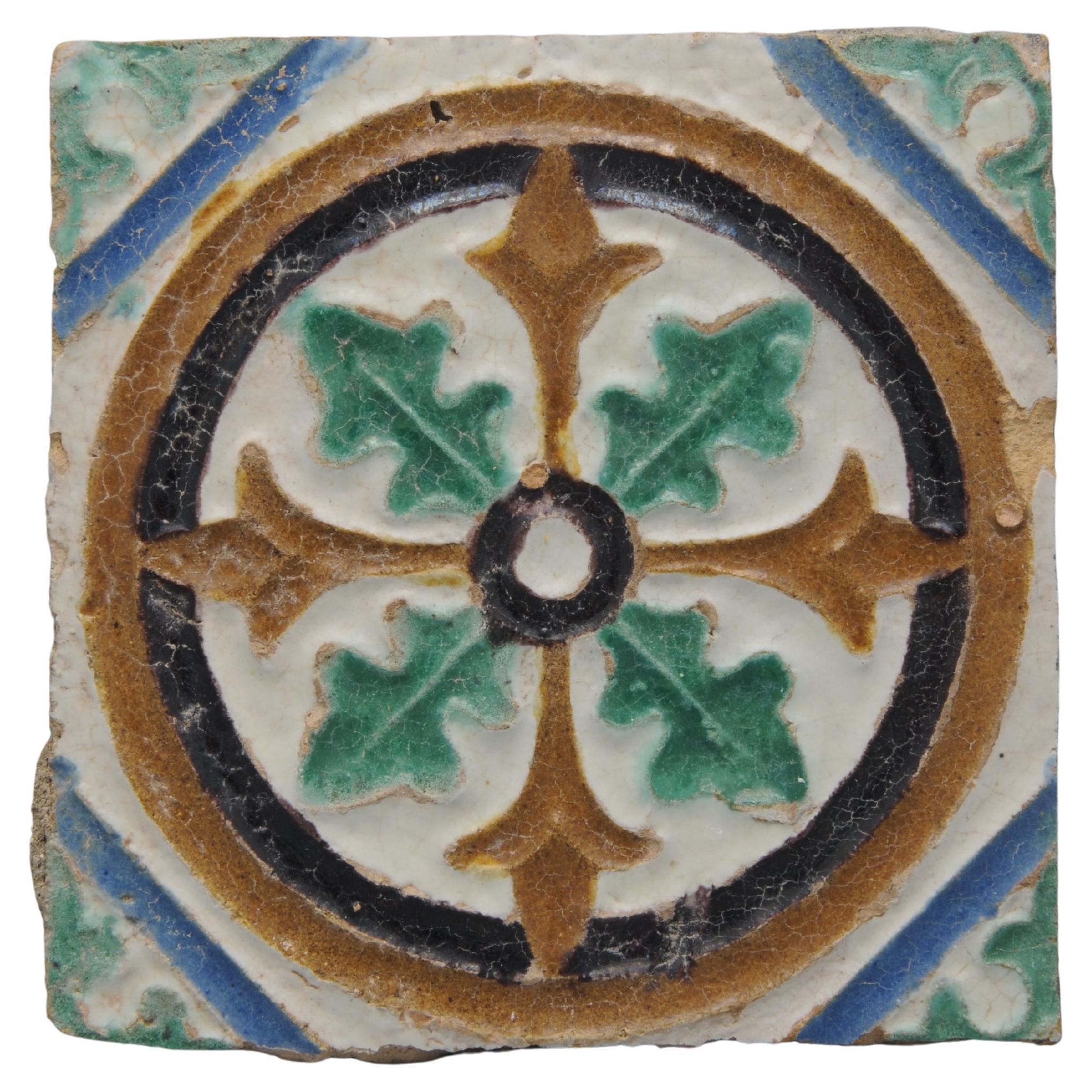Early Arista y Cuenca tile, most likely made in Sevilla. Azulejo tile decorated with a gemetric pattern with 4 central  leafs within a cirlce. 
Mid 16th century 
In very good condition.
