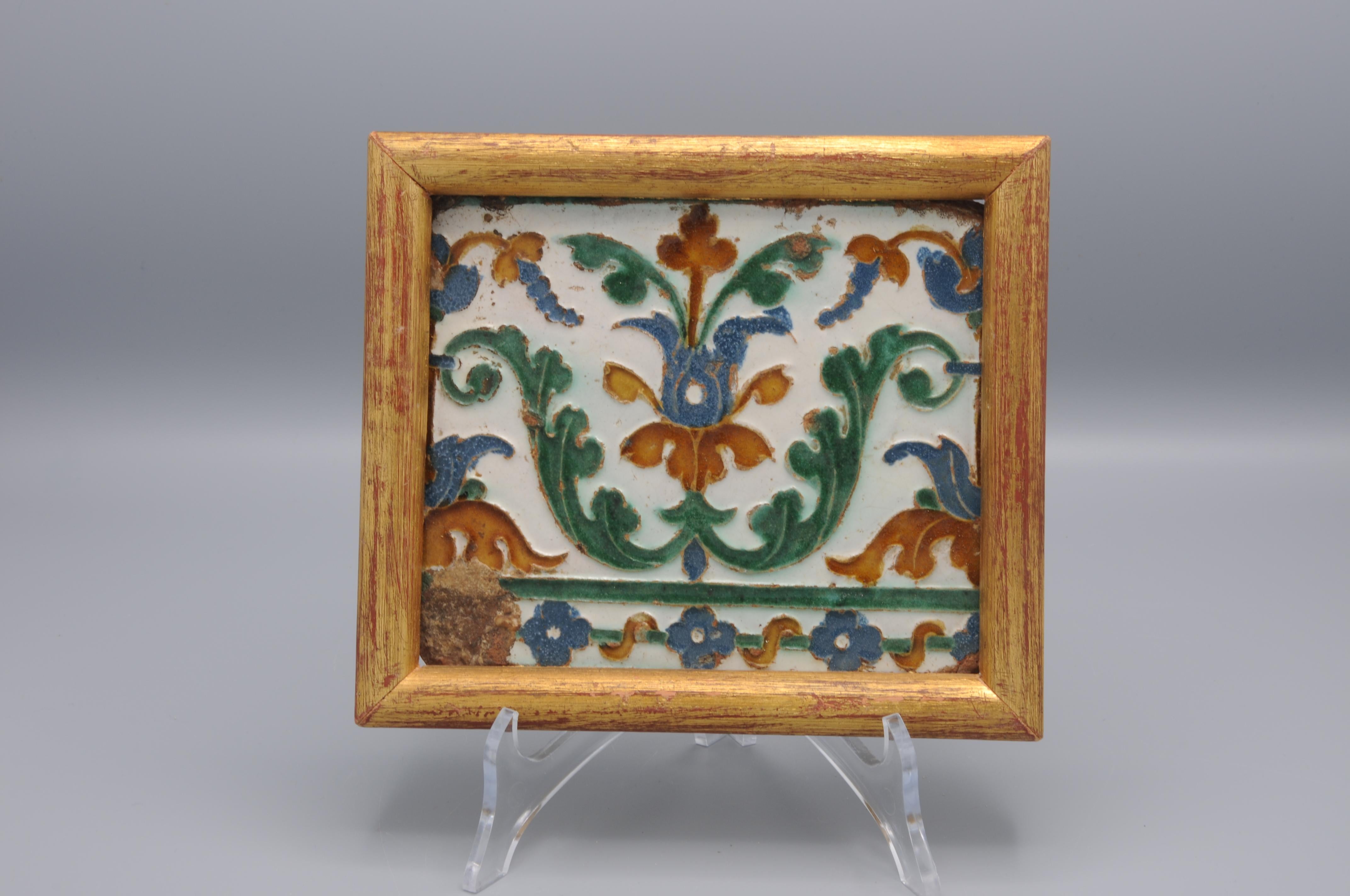 Antiguo azulejo de Arista y cuenca fabricado en Toledo. El azulejo decorado en estilo renacentista con flores estilizadas se fabricó probablemente entre 1550 y 1575. 


