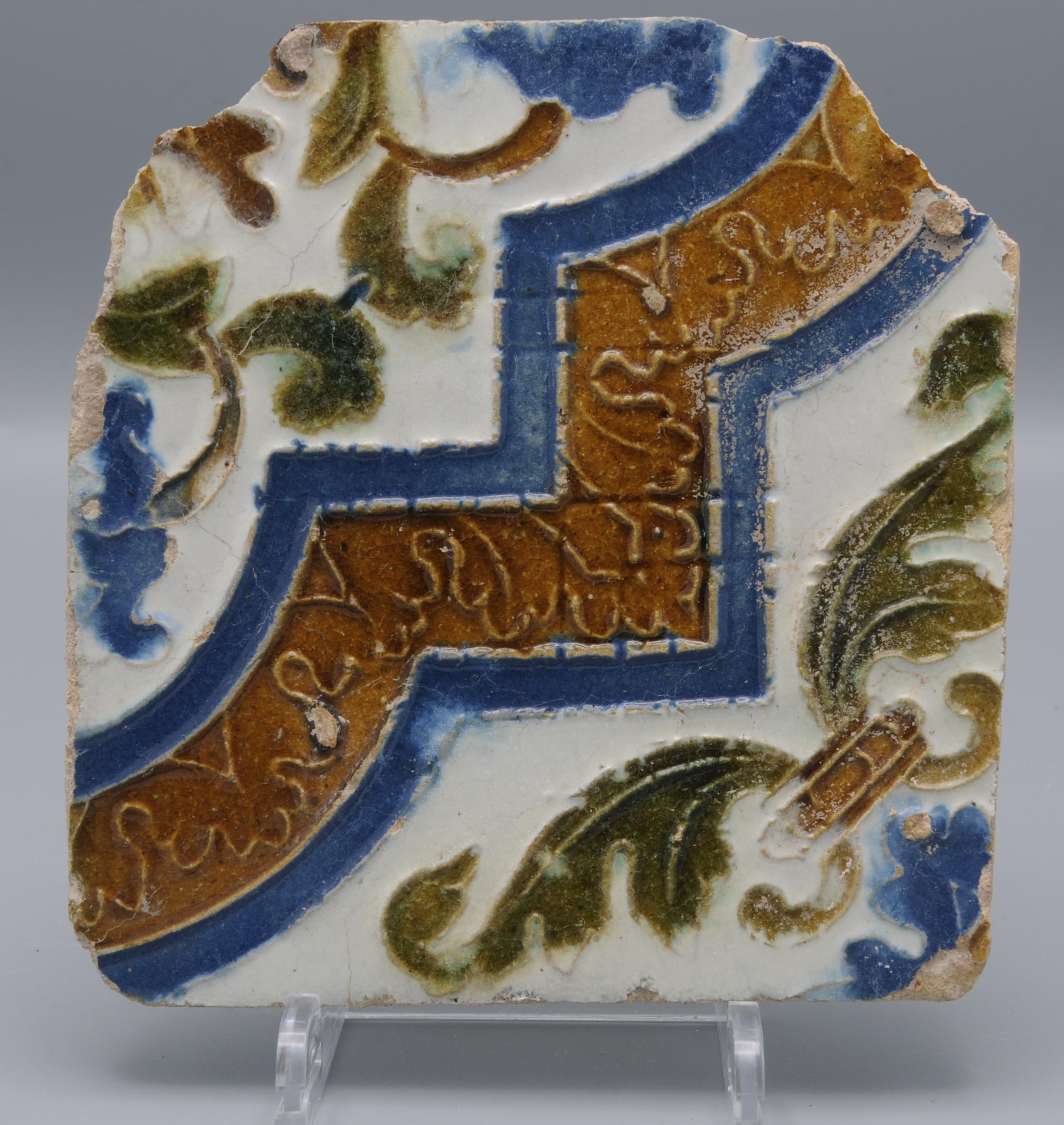 Azulejo temprano de Arista y Cuenca fabricado en Toledo. Azulejo Toledano. Azulejo de la Alhambra decorado en estilo mudéjar renacentista de diseño geométrico. 
Probablemente se fabricó entre 1550 y 1575. 
En muy buen estado.


