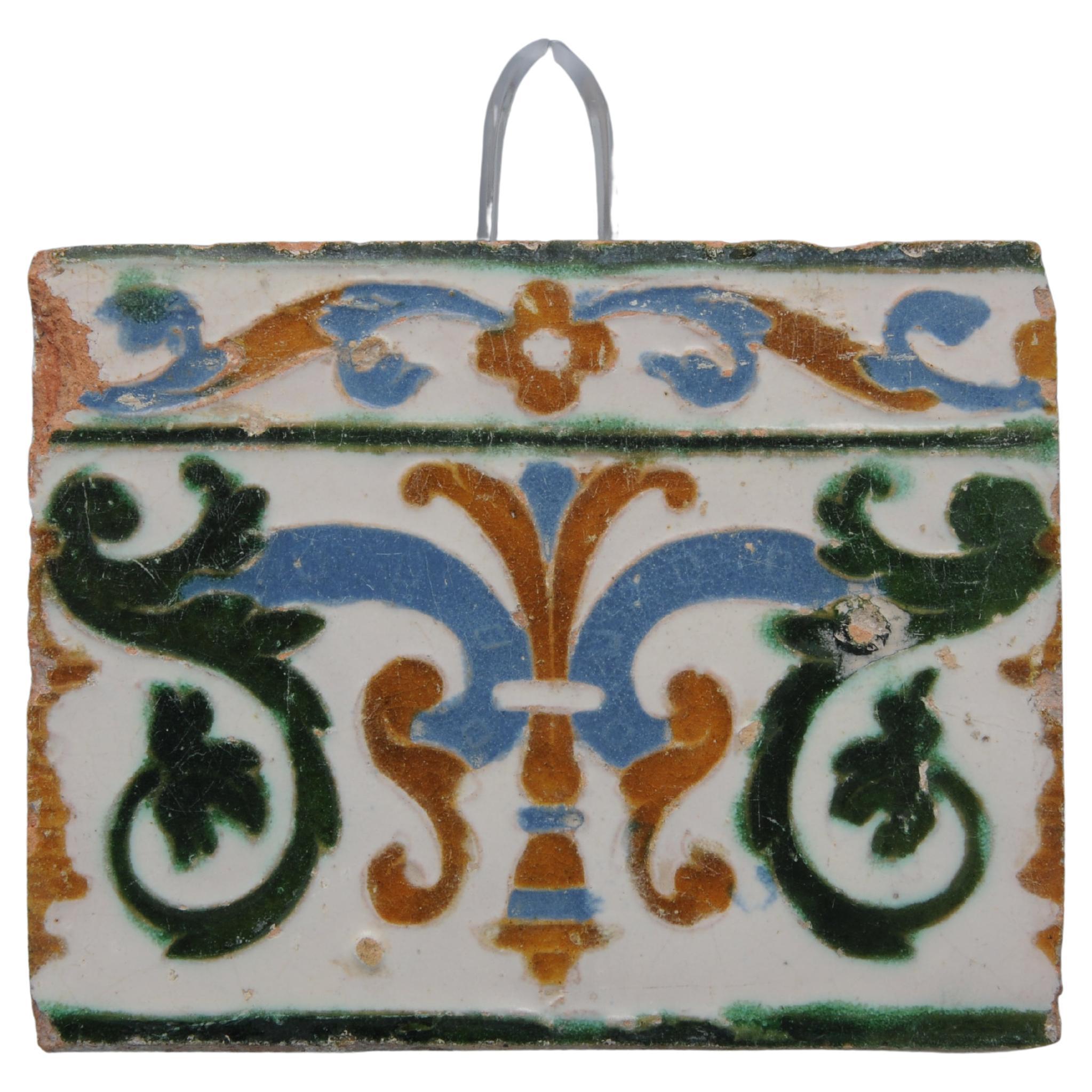 Tuile Arista y cuenca précoce fabriquée à Tolède. Ce carreau décoré à la Renaissance de fleurs stylisées a probablement été réalisé entre 1550 et 1575. 


 