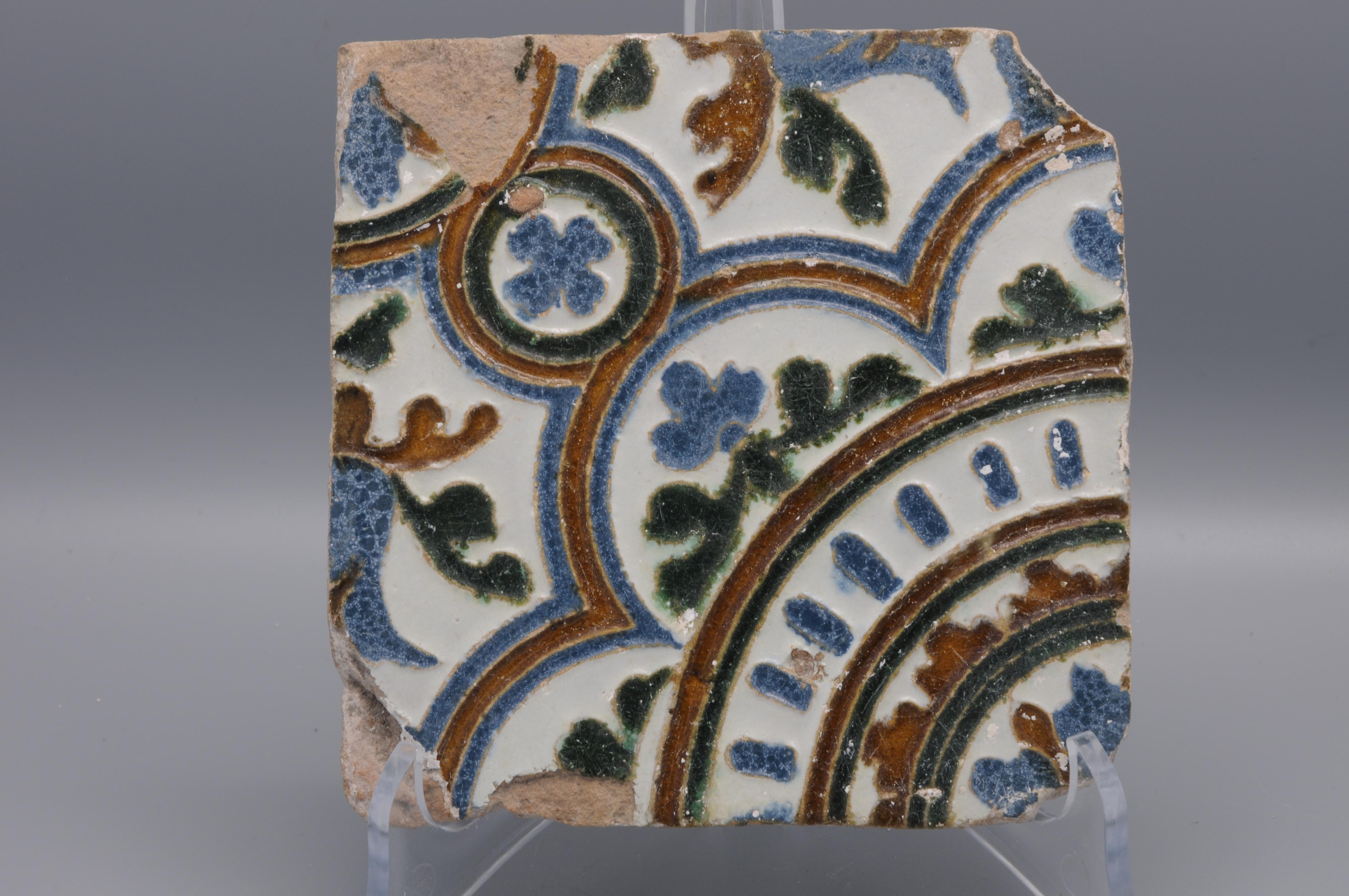 Una prima piastrella Arista y Cuenca realizzata a Toledo. Azulejo Toledano. Mattonella dell'Alhambra decorata in stile rinascimentale mudejar con disegno geometrico. 
Probabilmente realizzato tra il 1550 e il 1575. 
In ottime condizioni.


