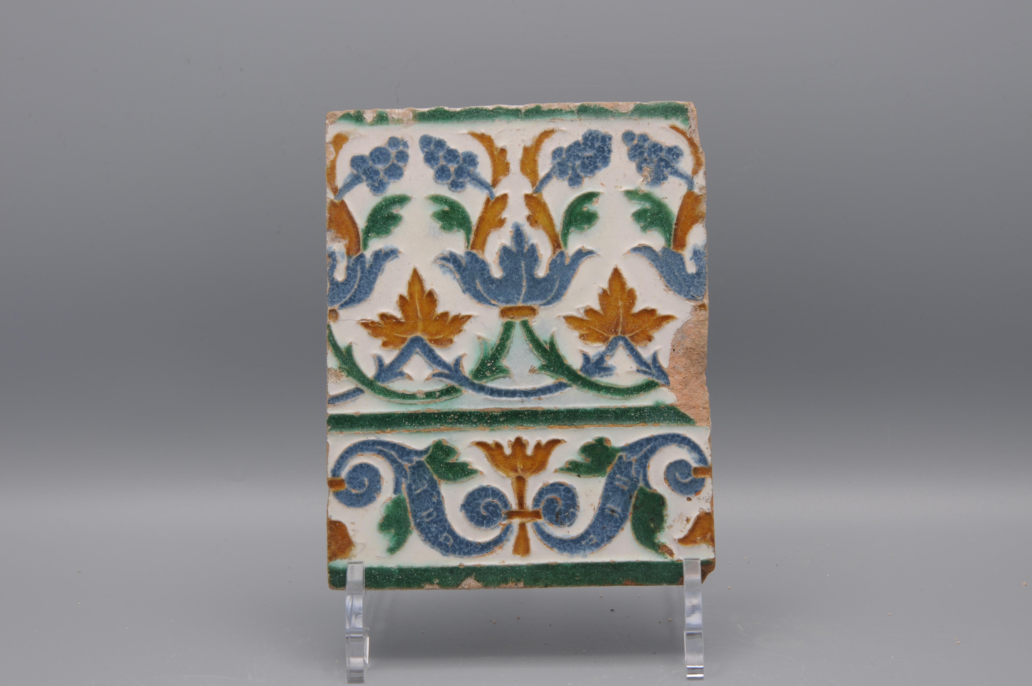 Antiguo azulejo de Arista y cuenca fabricado en Toledo. El azulejo decorado en estilo renacentista con flores estilizadas se fabricó probablemente entre 1550 y 1575. 


