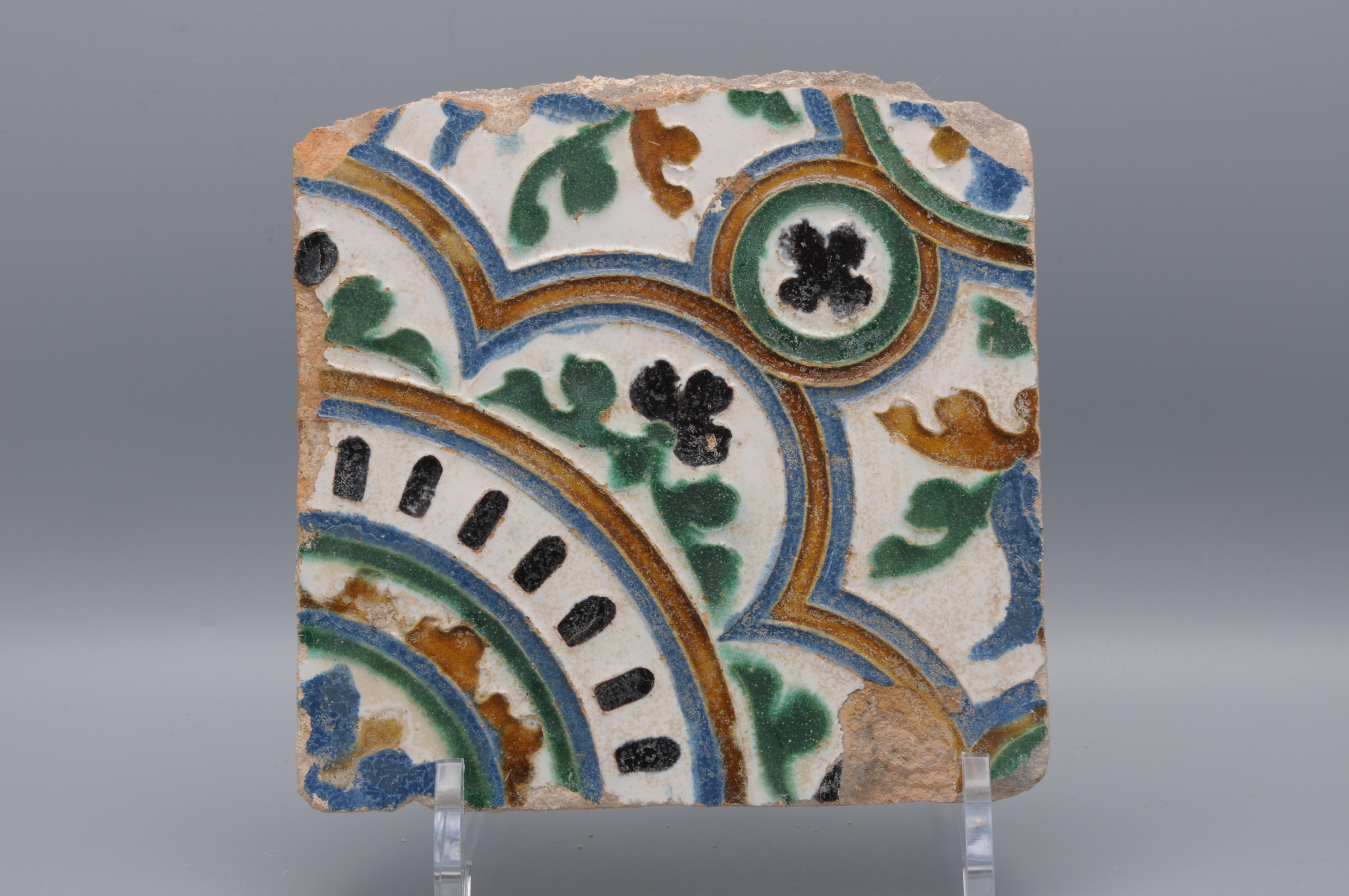 Una prima piastrella Arista y Cuenca realizzata a Toledo. Azulejo Toledano. Mattonella dell'Alhambra decorata in stile rinascimentale mudejar con disegno geometrico. 
Probabilmente realizzato tra il 1550 e il 1575. 
In ottime condizioni.


