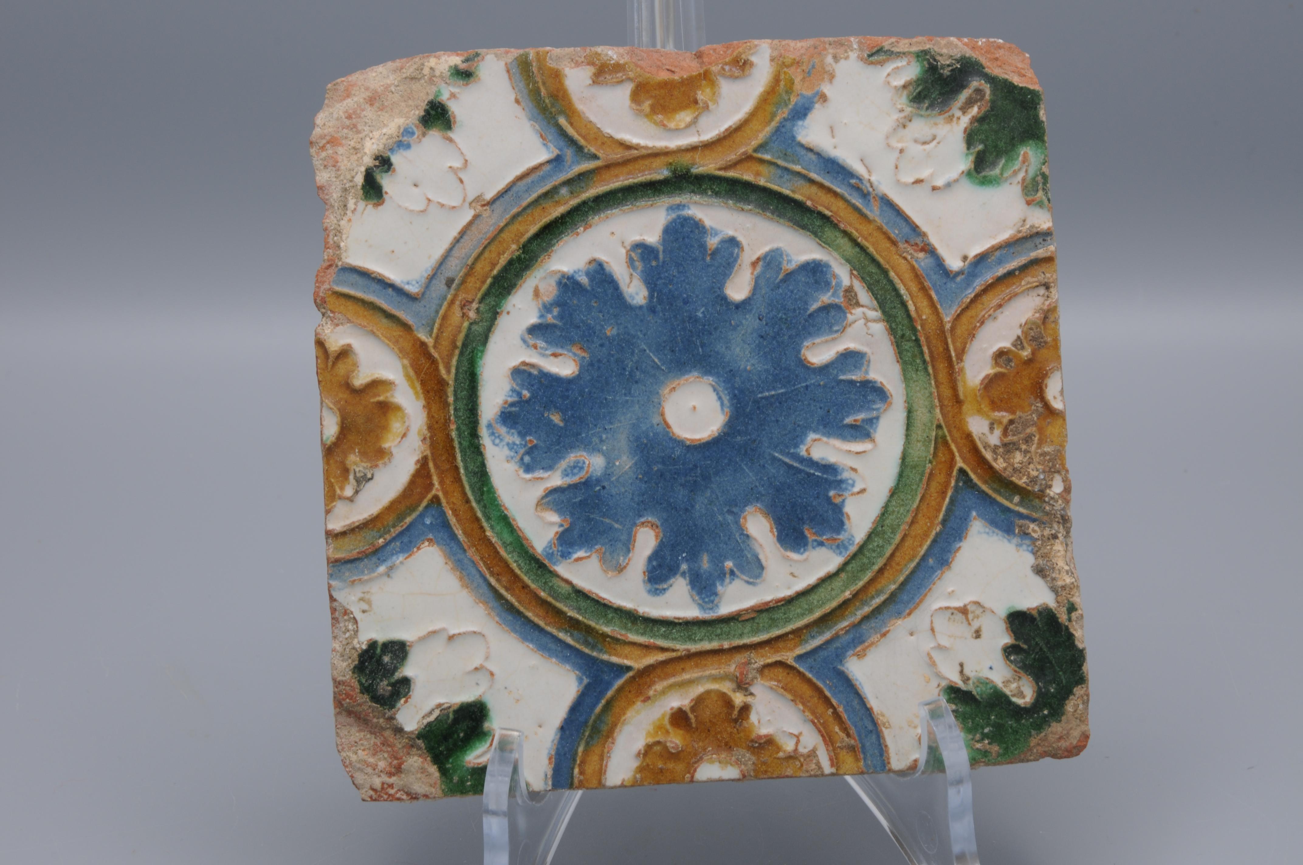 Spanish Azulejo Tile Arista y Cuenca - Toledo 16th century In Good Condition In DELFT, NL