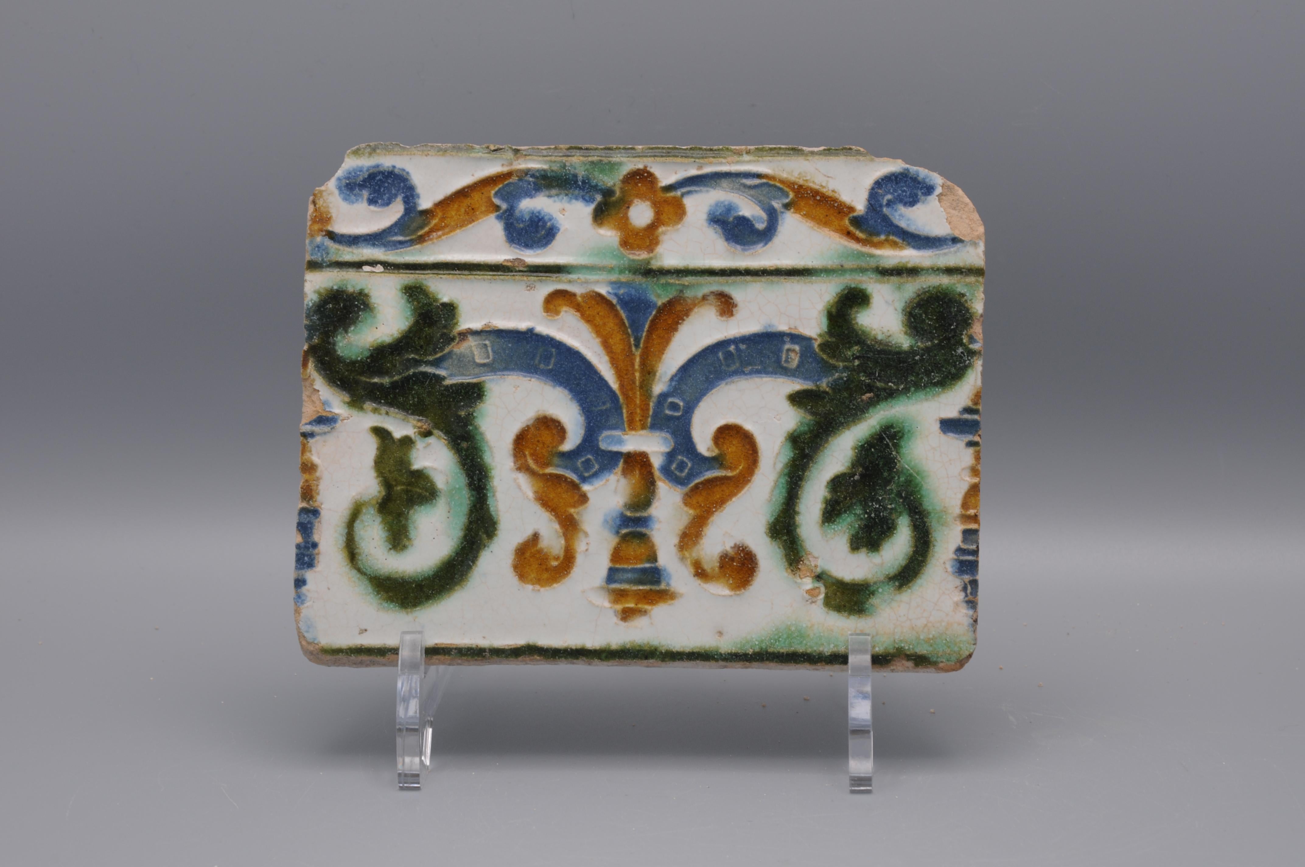 Tuile Arista y cuenca précoce fabriquée à Tolède. Ce carreau décoré à la Renaissance de fleurs stylisées a probablement été réalisé entre 1550 et 1575. 


 