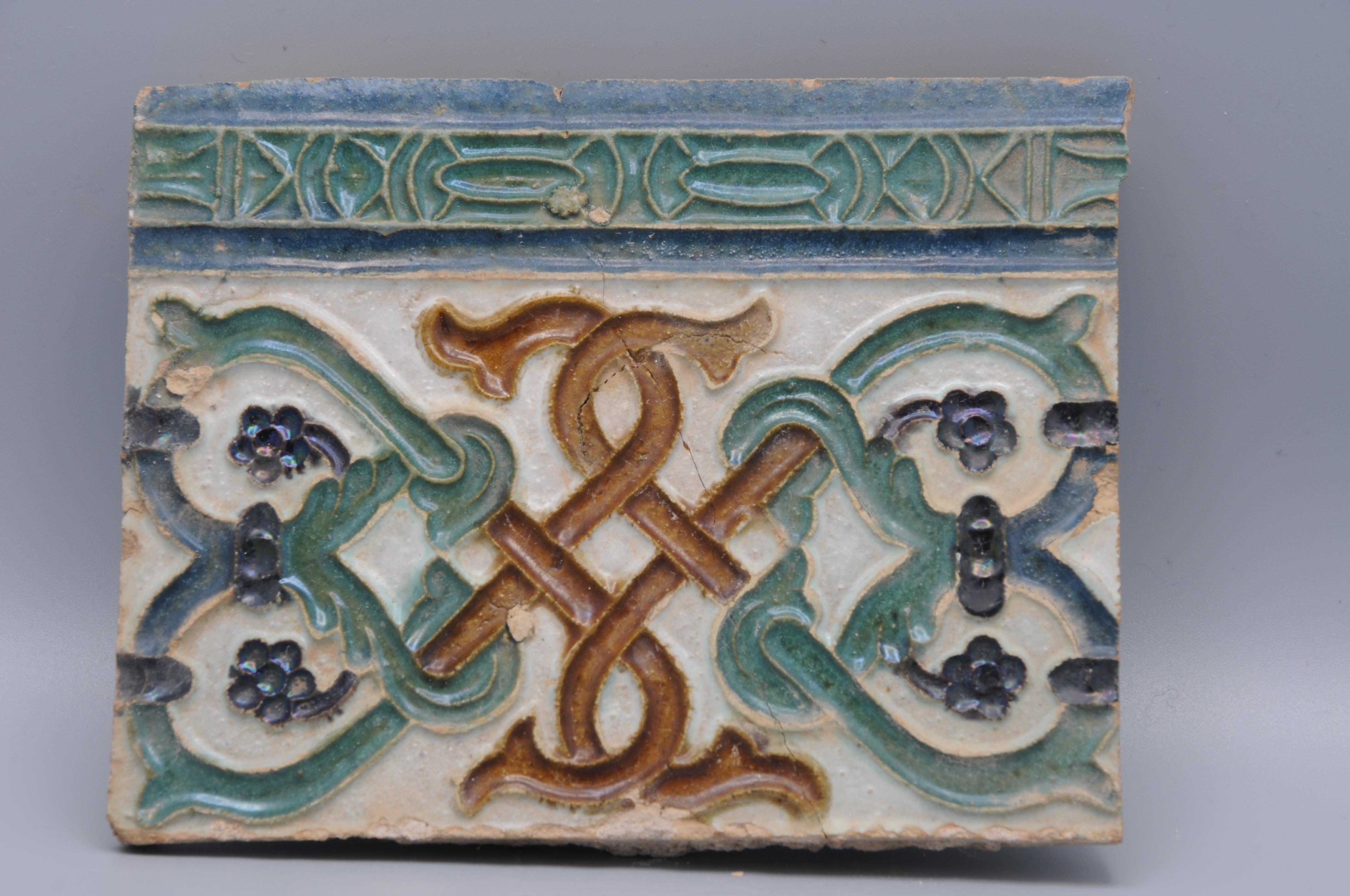 Spanisches Azulejo-Kachelfragment Arista y Cuenca aus Toledo, 16. Jahrhundert (Handgefertigt) im Angebot