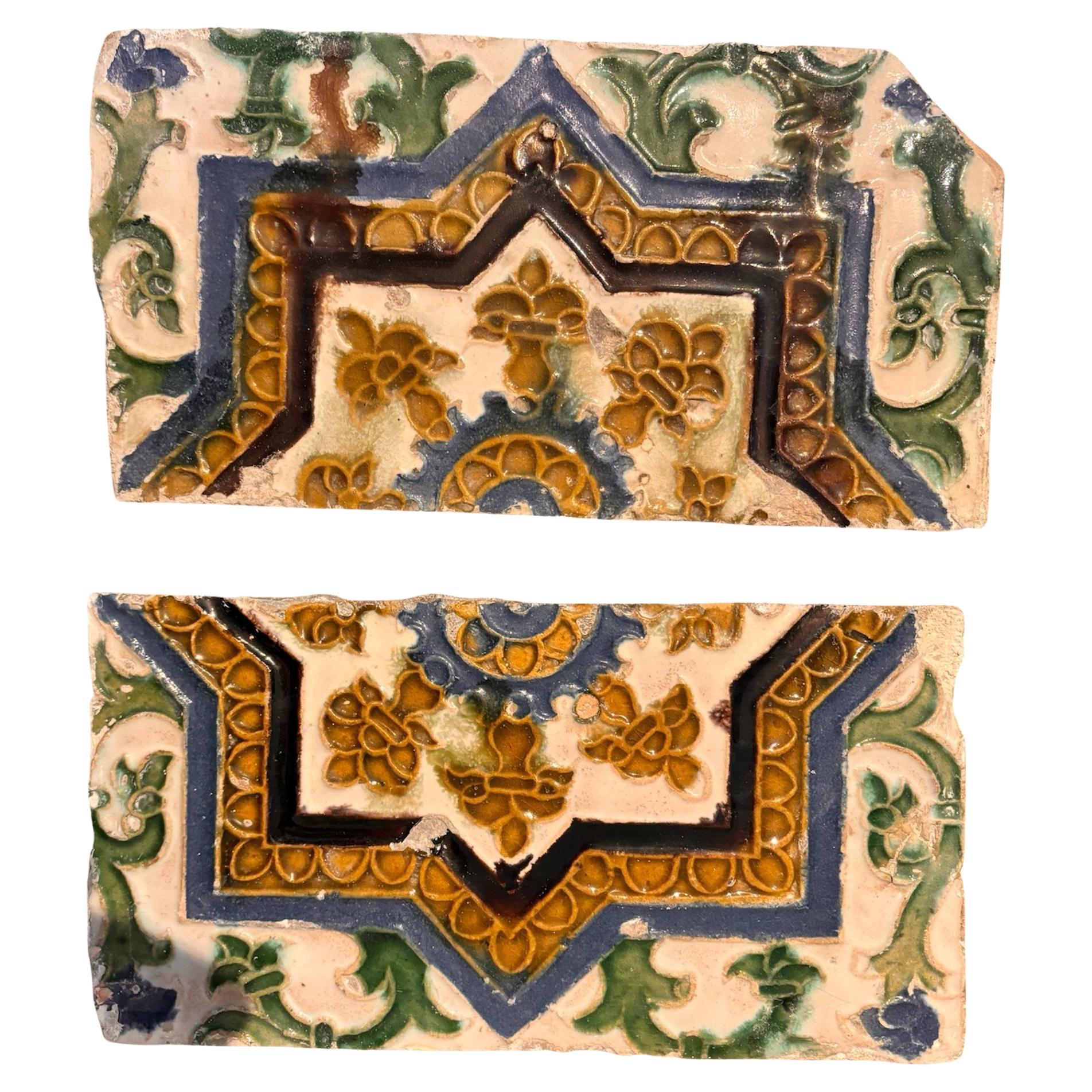 Set di piastrelle spagnole del tipo 'dos por tabla/ nella piastrella Arista y cuenca realizzata a Toledo. Questo tipo particolare era destinato ad adornare i soffitti. 
La piastrella decorata in stile rinascimentale con fiori stilizzati è stata