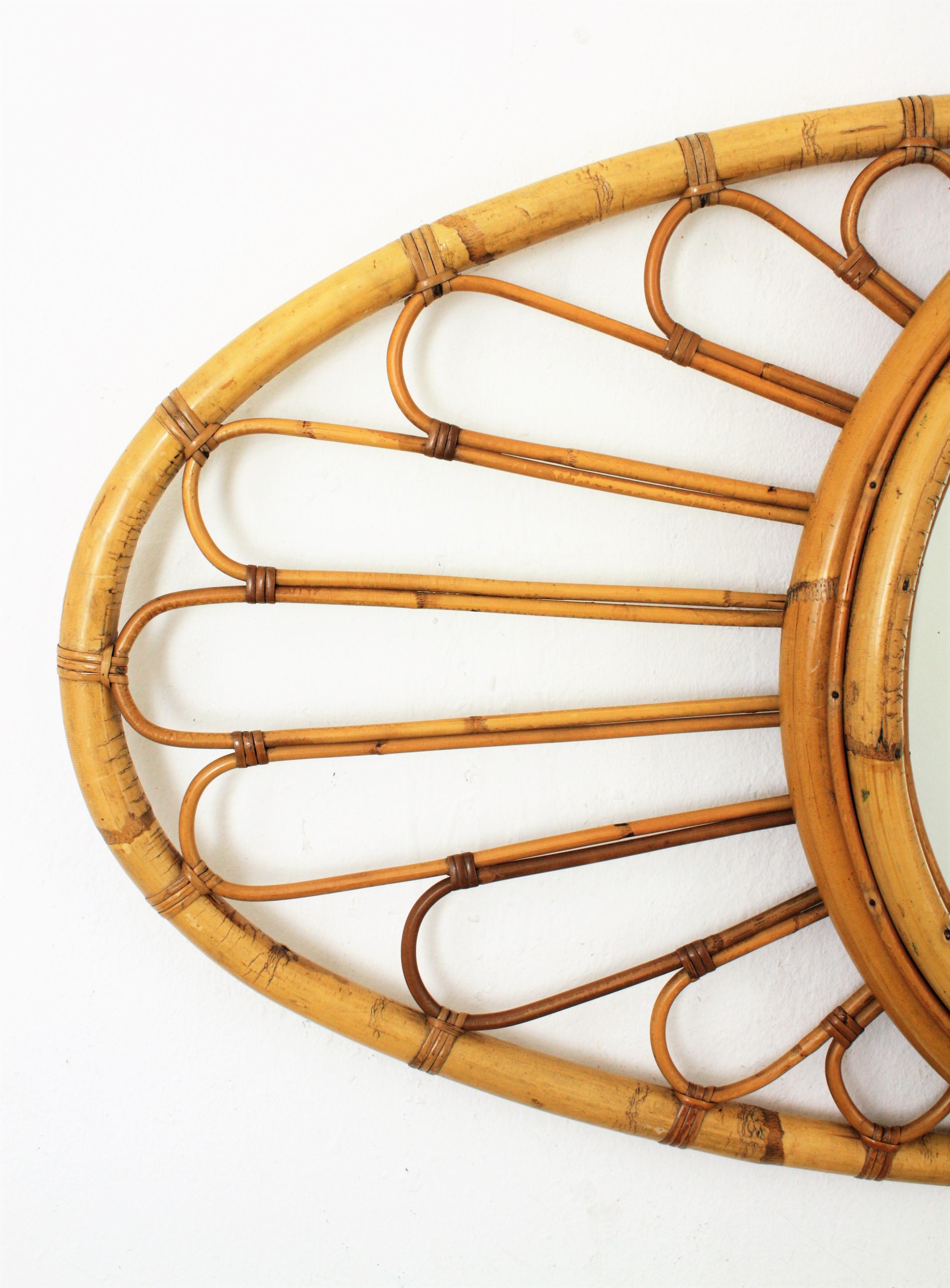 Specchio ovale in rattan di bambù, Spagna, anni '60 In condizioni buone in vendita a Barcelona, ES