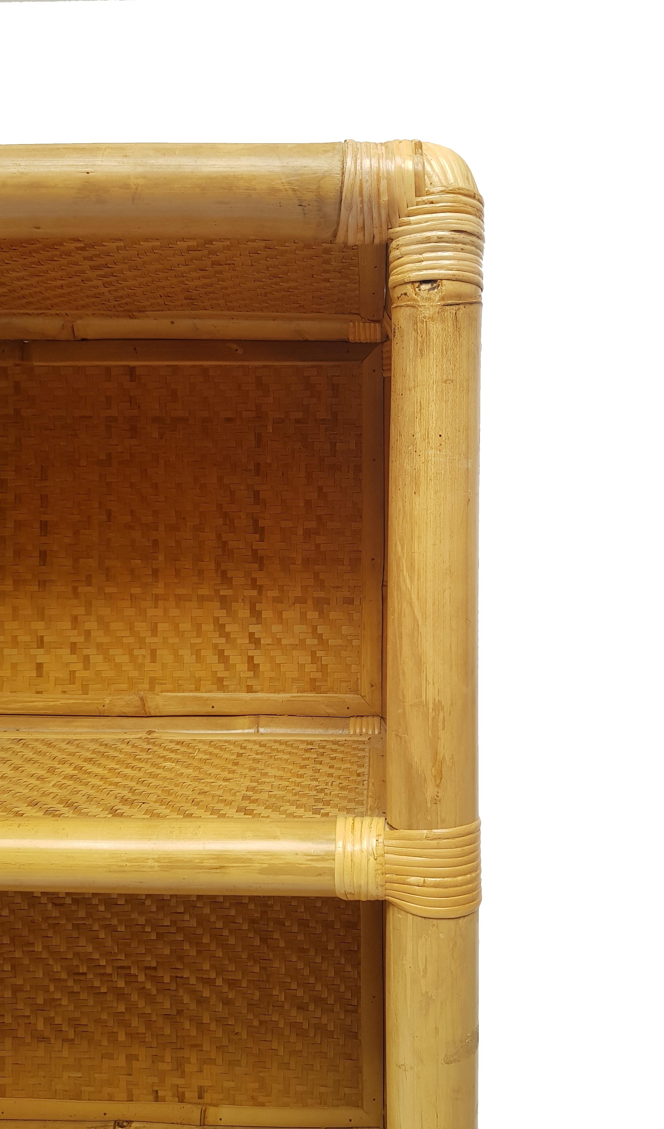 Spanisches Bambus-Bücherregal, spätes 20. Jahrhundert (Arts and Crafts) im Angebot