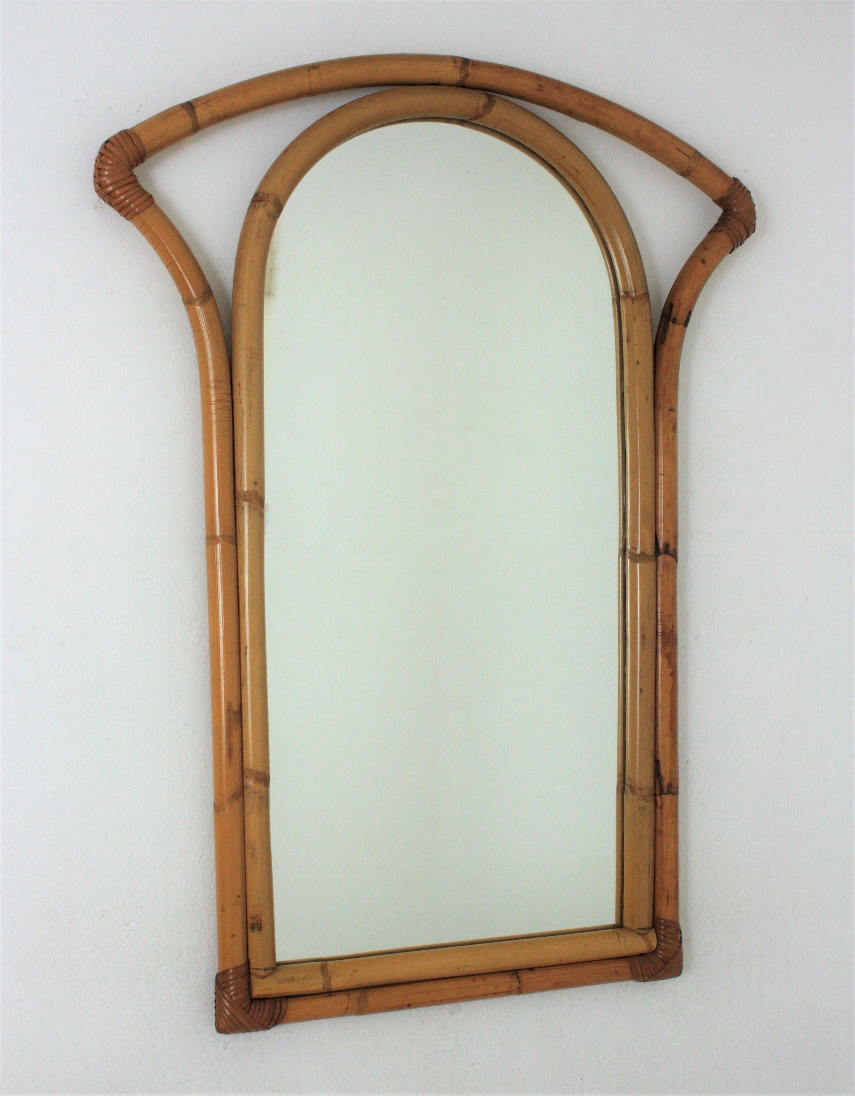 Rechteckiger Wandspiegel, Bambus, Rattan
Auffälliger rechteckiger Spiegel, handgefertigt aus Bambusrohr. Spanien, 1960er Jahre.
Dieser Spiegel hat einen doppelten Bambus-Rattan-Rahmen. Eine mit rundem Oberteil und die zweite mit frei geformtem