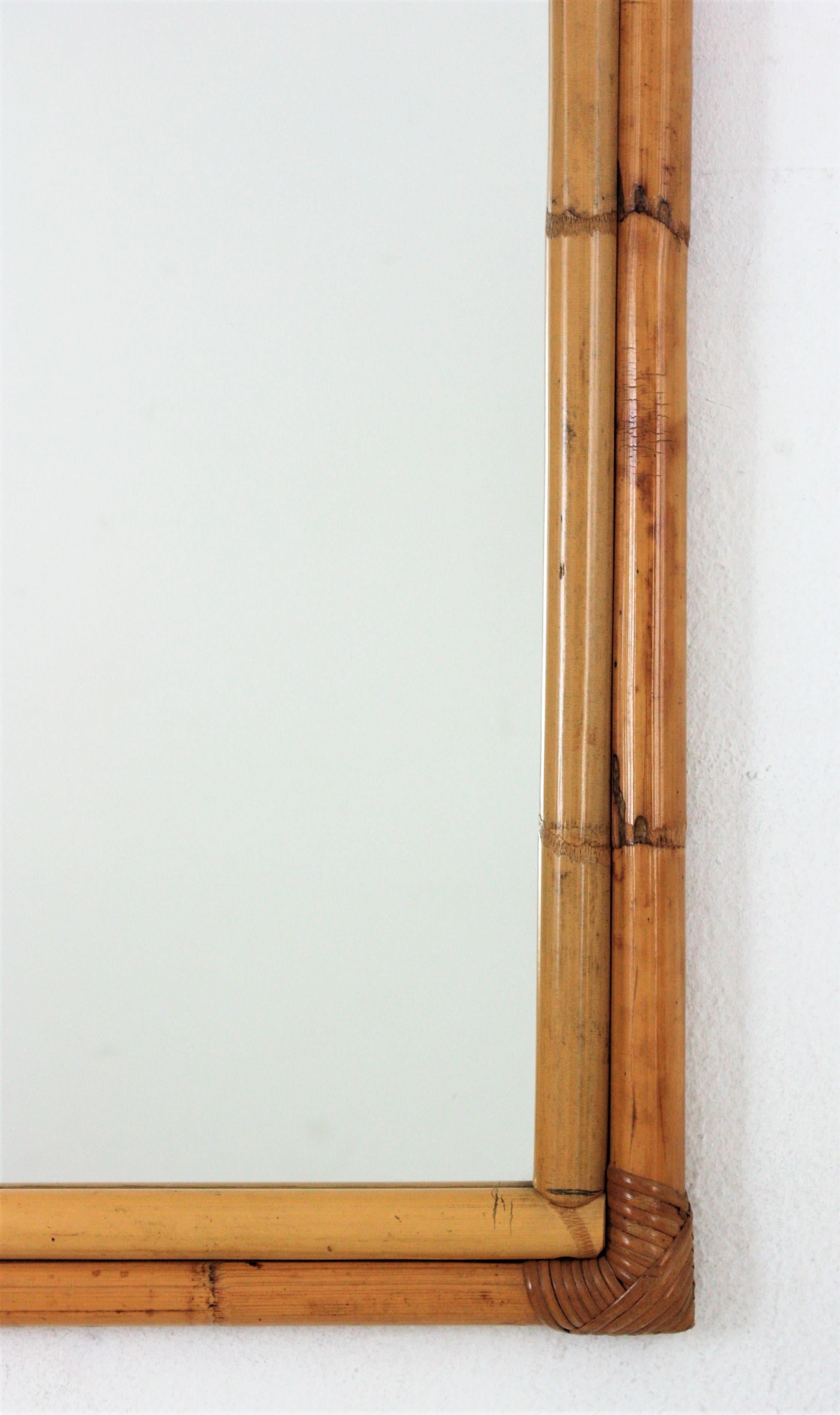 Spanischer rechteckiger Spiegel aus Bambus und Rattan aus den 1960er Jahren mit gewölbter Platte (Moderne der Mitte des Jahrhunderts) im Angebot
