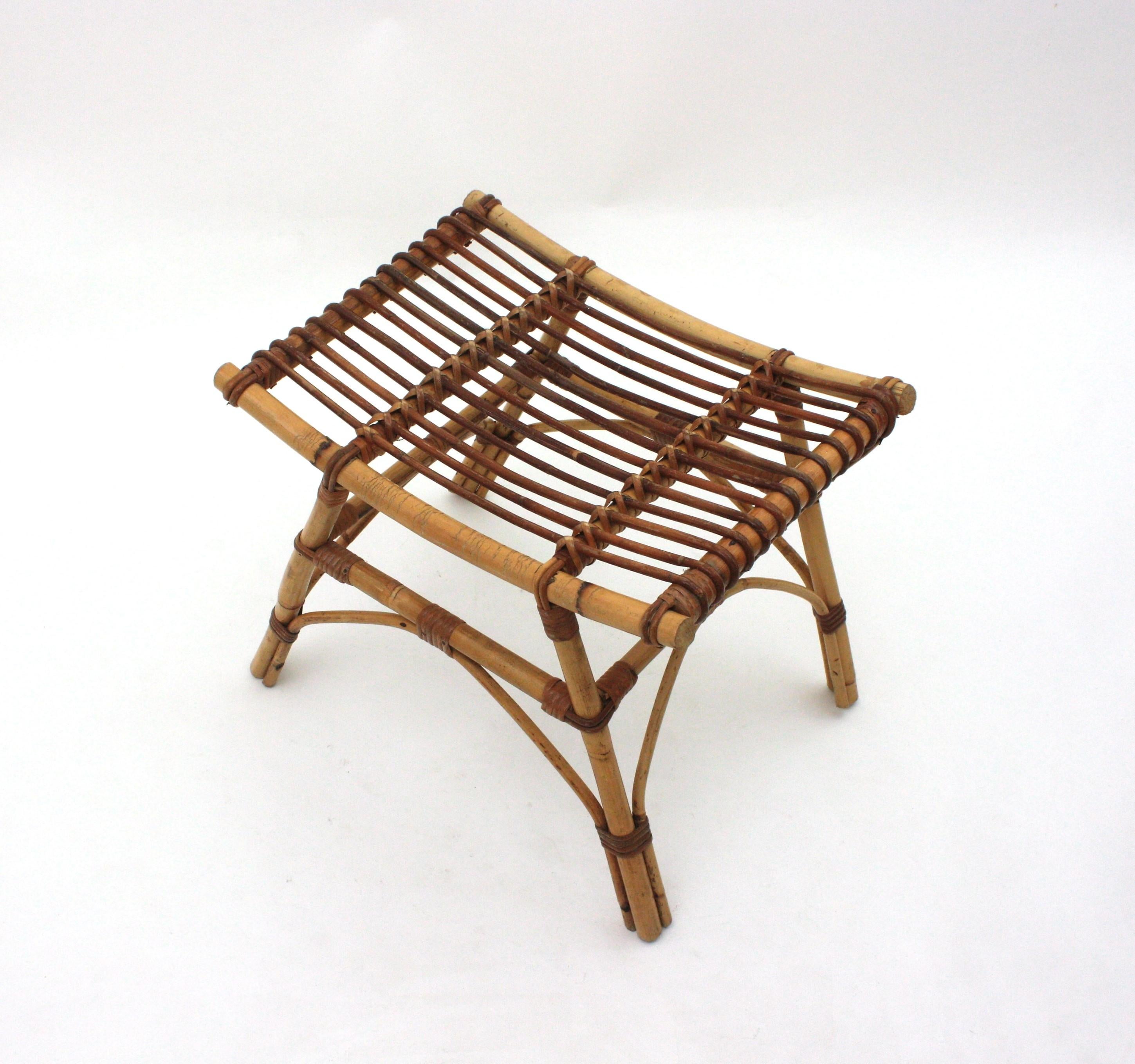 Tabouret / Table d'appoint en rotin de bambou espagnol en vente 1