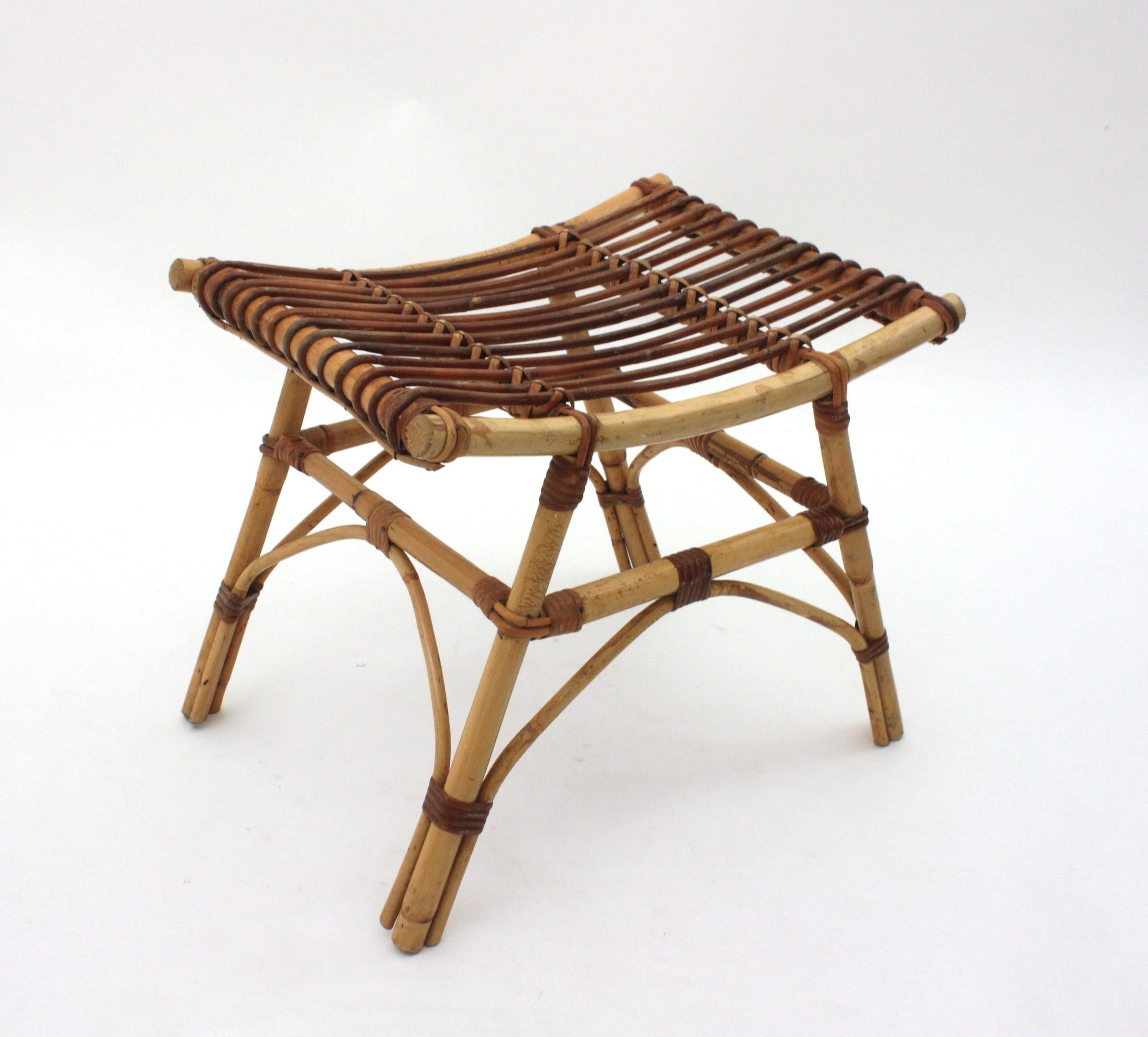 Tabouret / Table d'appoint en rotin de bambou espagnol en vente 3