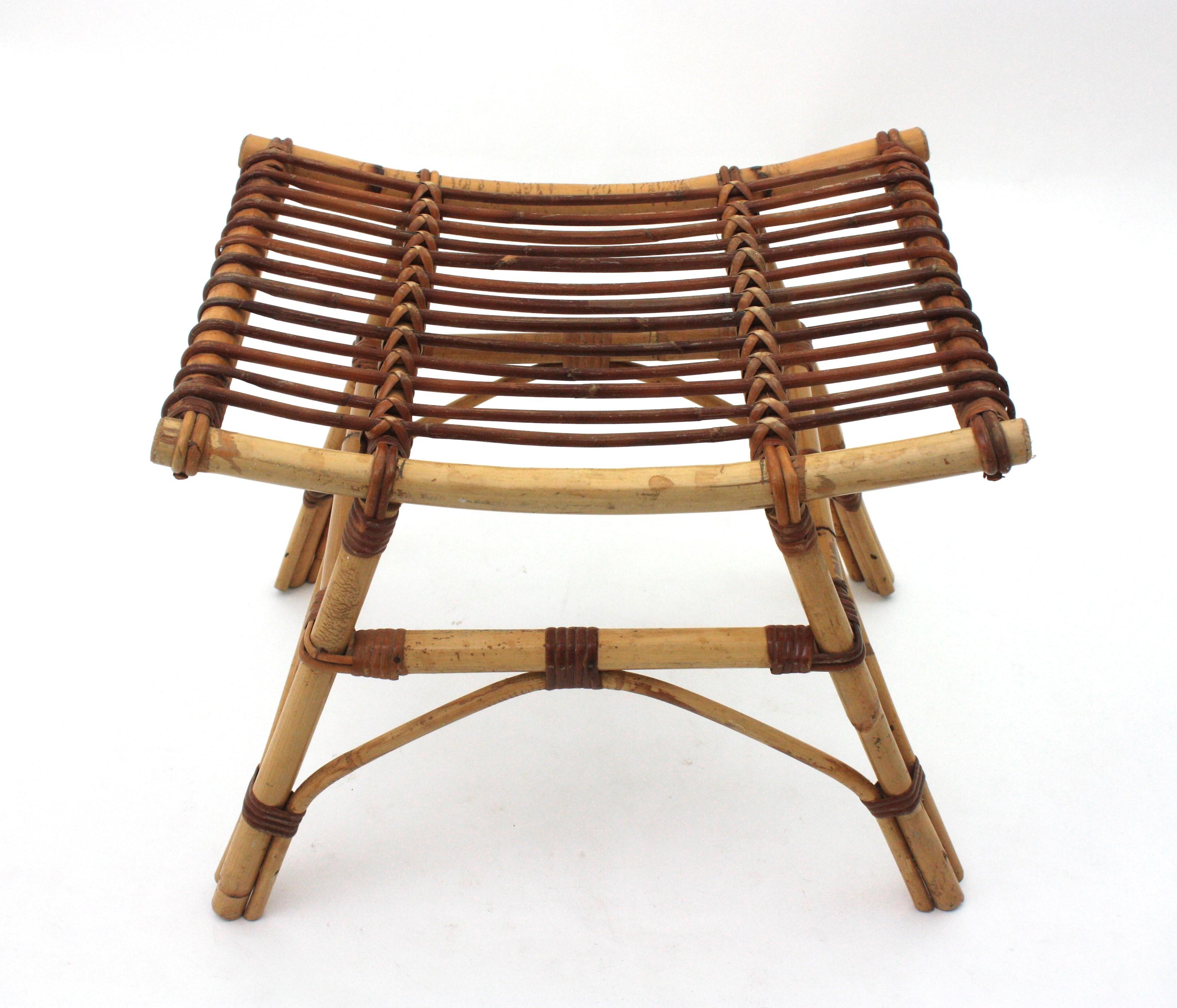 Tabouret / Table d'appoint en rotin de bambou espagnol en vente 7