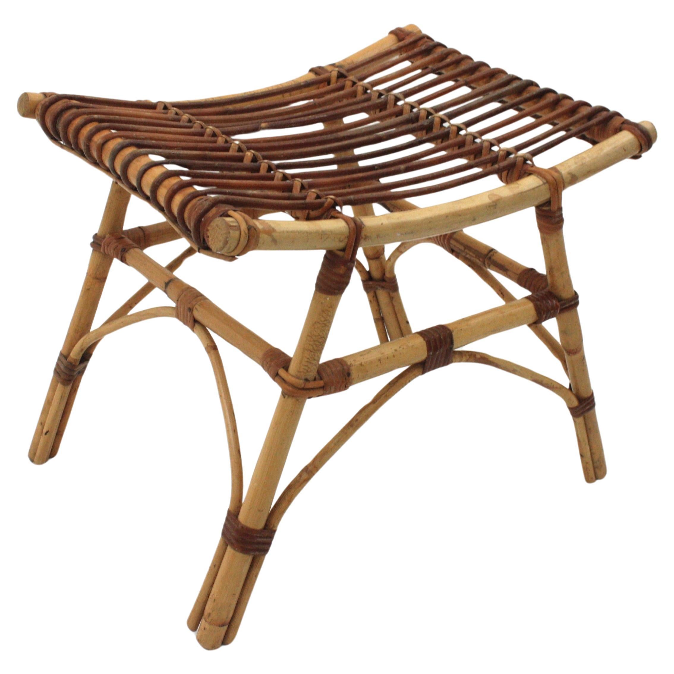 Tabouret en rotin artisanal moderne du milieu du siècle
Ce tabouret ou petit banc rectangulaire en bambou et rotin a été fabriqué à la main en Espagne dans les années 1960.
Très bien construit, il est entièrement réalisé à la main avec une structure