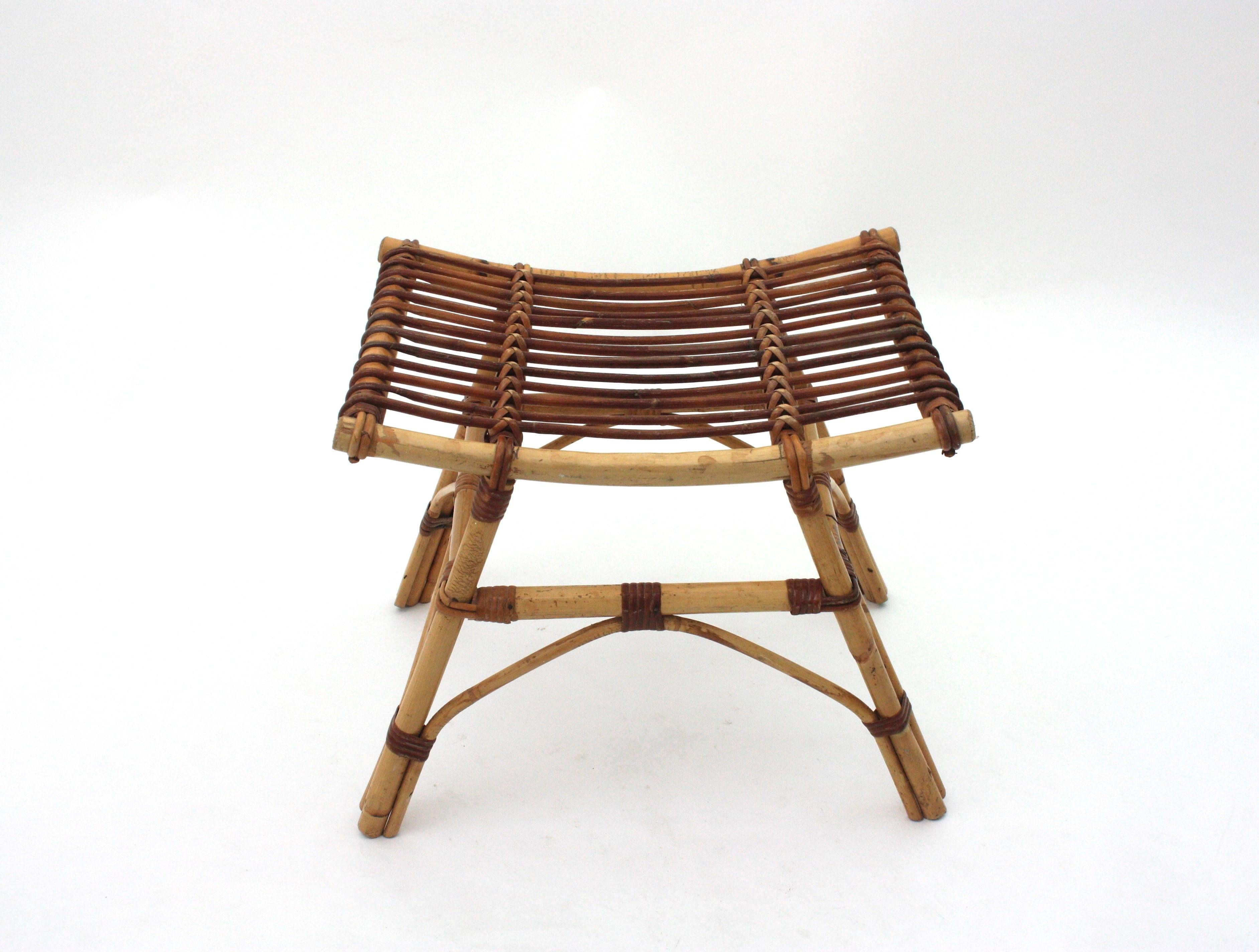 Mid-Century Modern Tabouret / Table d'appoint en rotin de bambou espagnol en vente