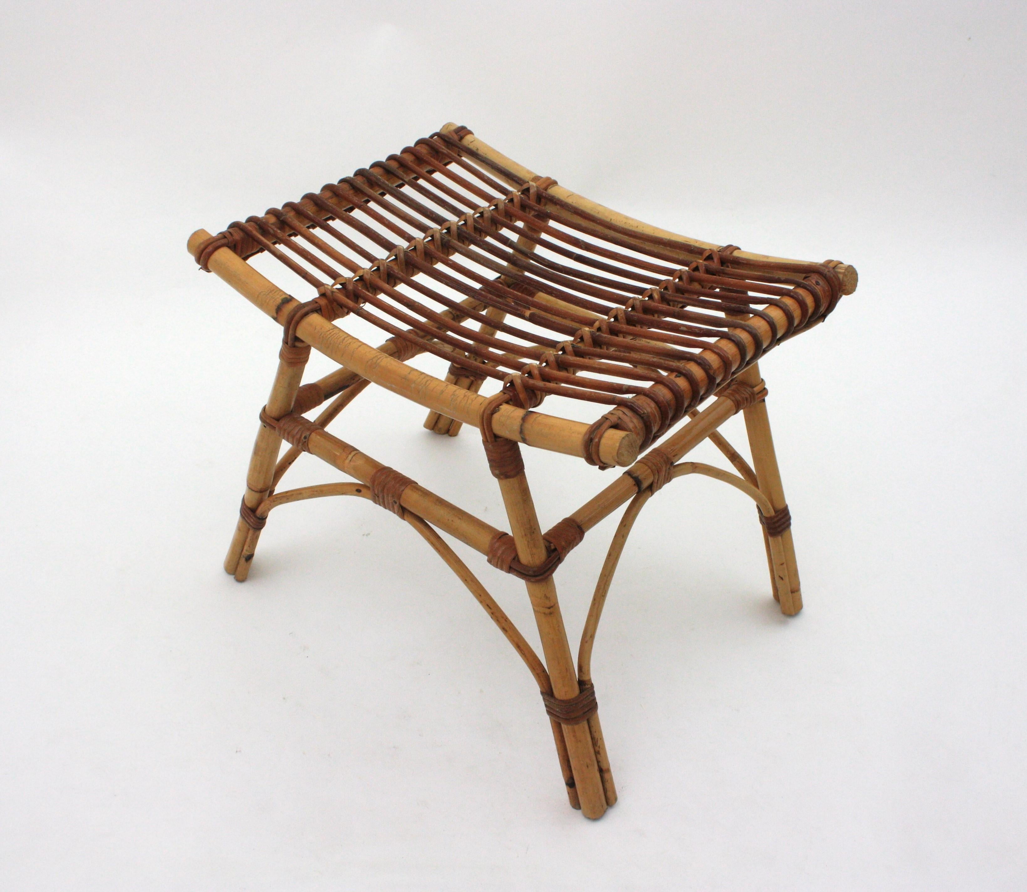 Fait main Tabouret / Table d'appoint en rotin de bambou espagnol en vente