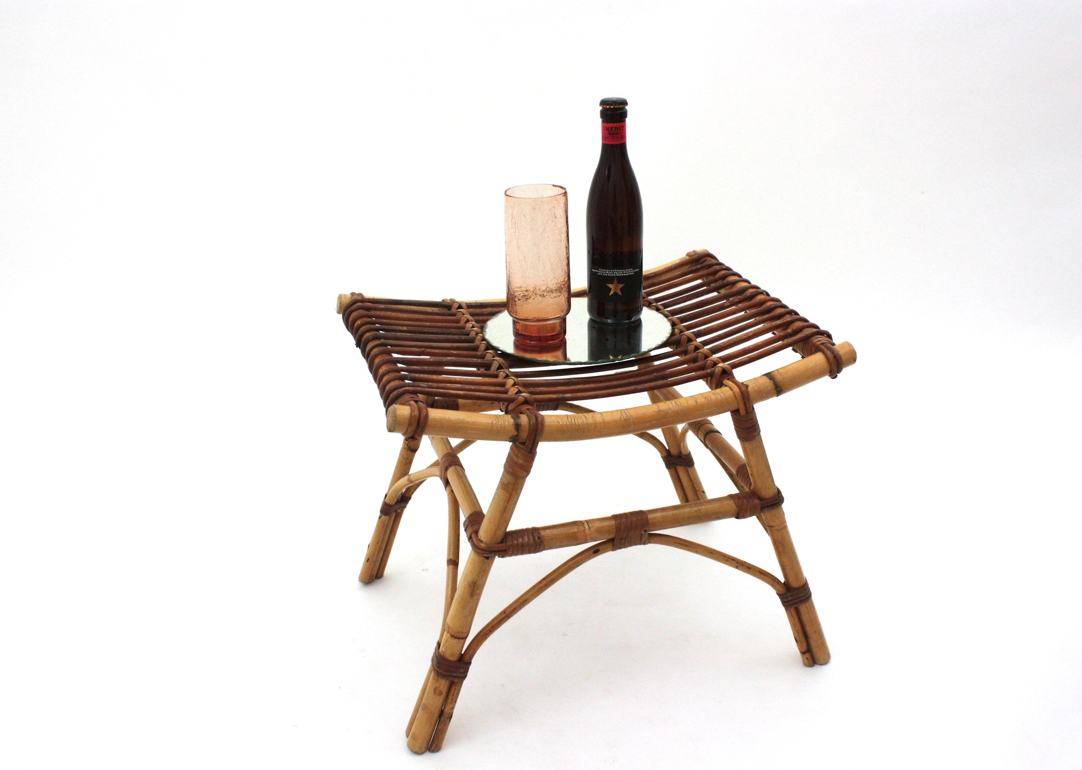 20ième siècle Tabouret / Table d'appoint en rotin de bambou espagnol en vente