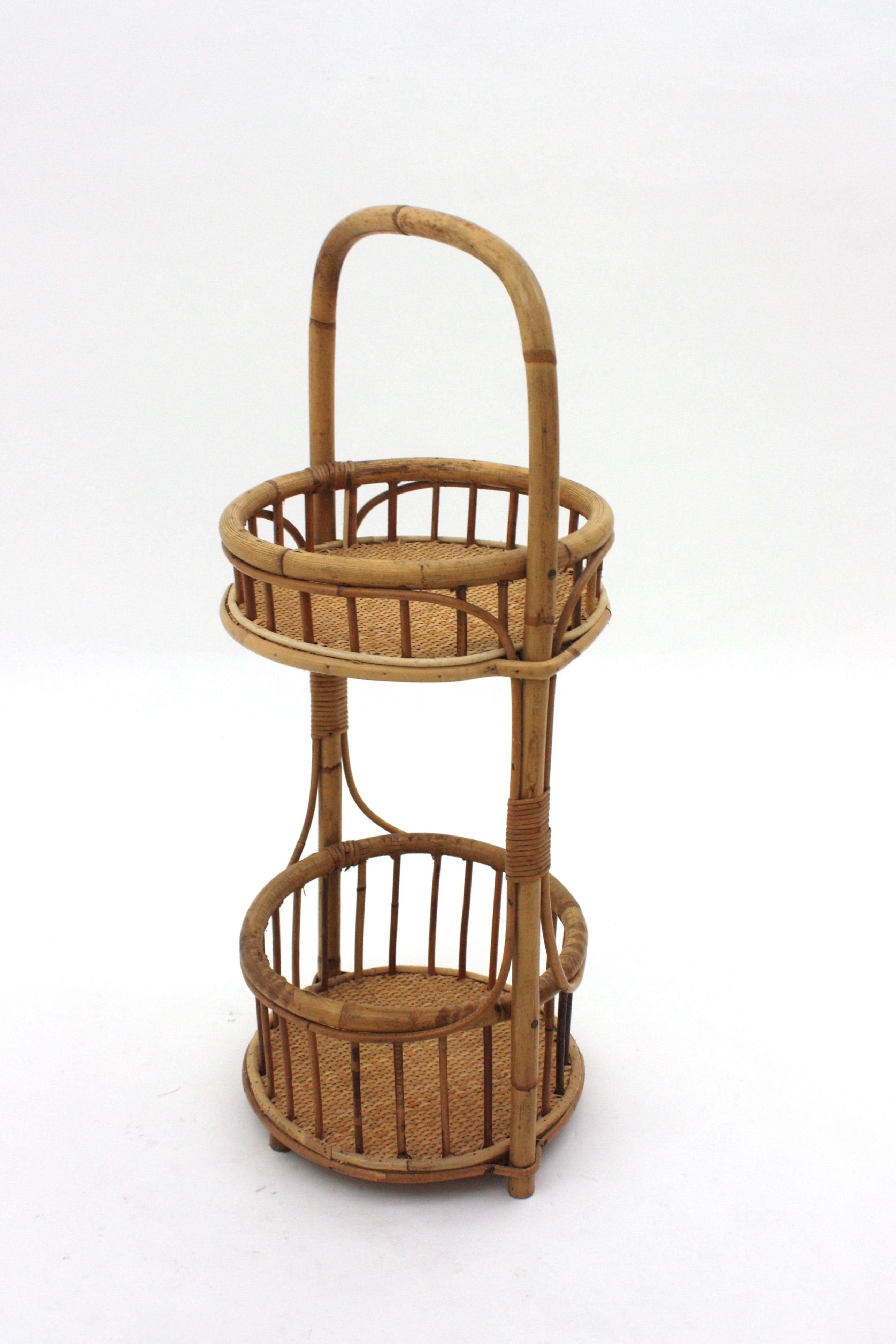 Auffälliger Getränketisch aus Rattan und Bambus / Dry Bar, Spanien 1960er Jahre.
Zwei Regale mit Weidenrutenaufsätzen.
Die Struktur dieses Barwagens ist aus Bambus- und Rattanstöcken gefertigt. Es hat zwei Einlegeböden.
Jedes Regal hat einen