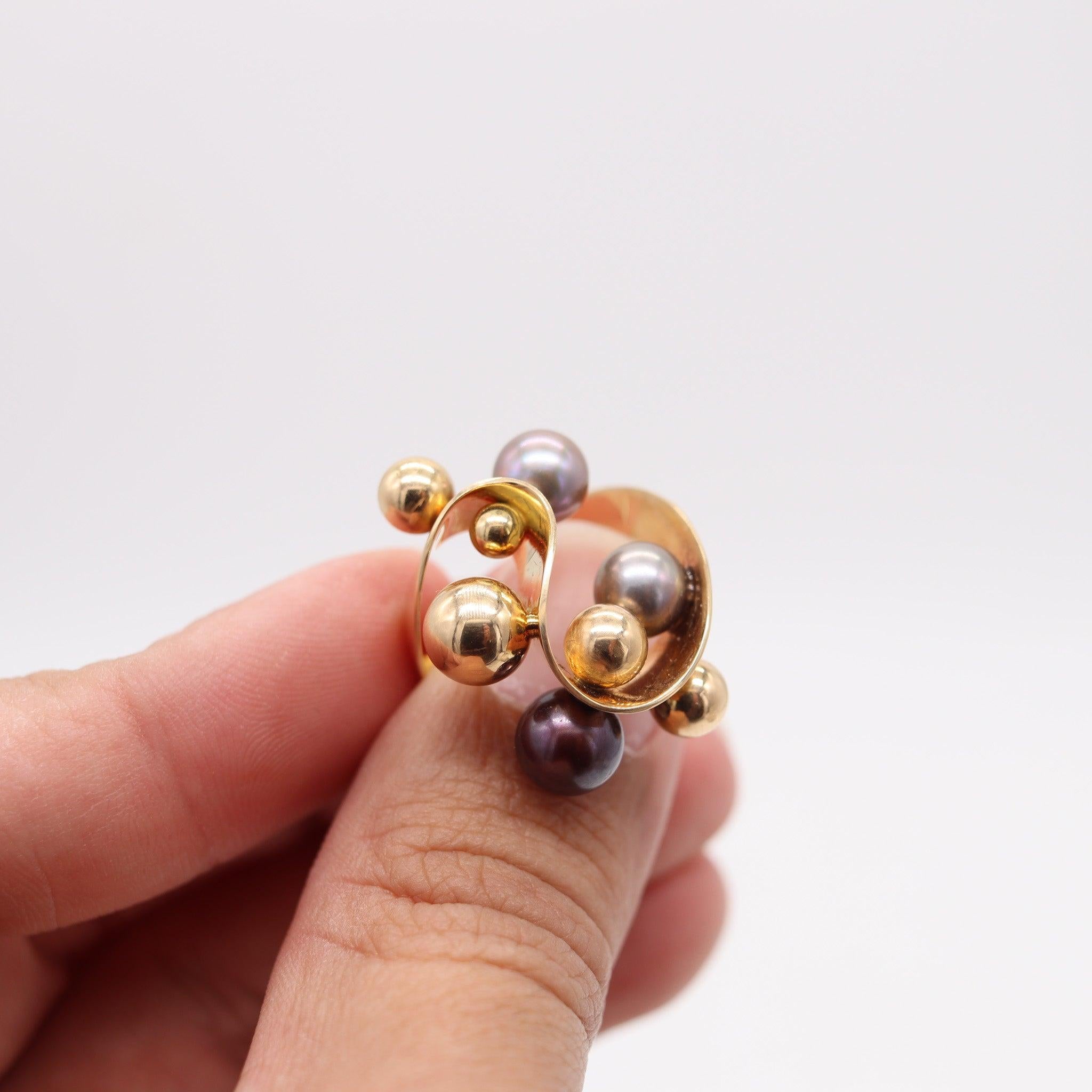 Une bague moderniste sculpturale conçue à Barcelone

Il s'agit d'une fabuleuse bague de cocktail sculpturale créée à Barcelone en Espagne dans les années 1970. Cette bague moderniste est très inhabituelle et a été soigneusement réalisée en trois