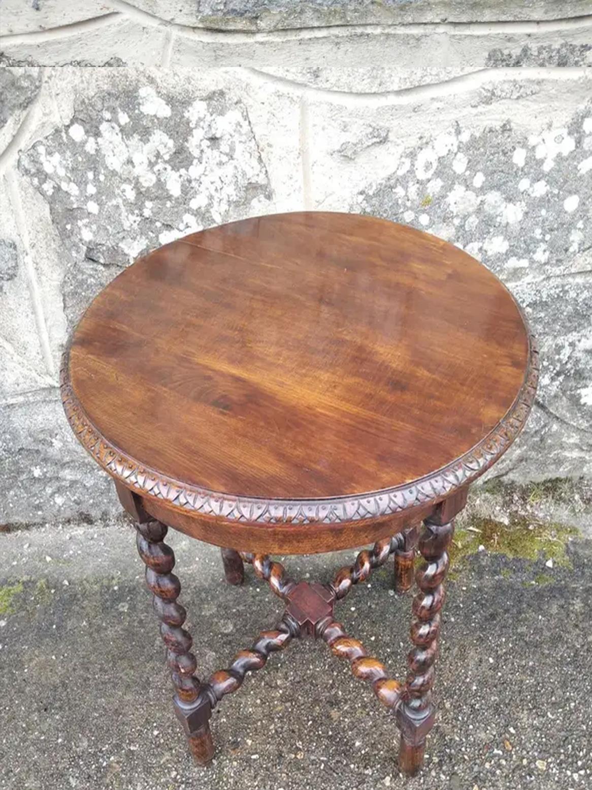 Beautiful  Side or end table, Very well cared for

Lovely Round side table features barley twist legs, 19th Century

This table is raised on a base composed of four turned legs and a cross-shaped stretcher, also turned 

With his patina, which shows