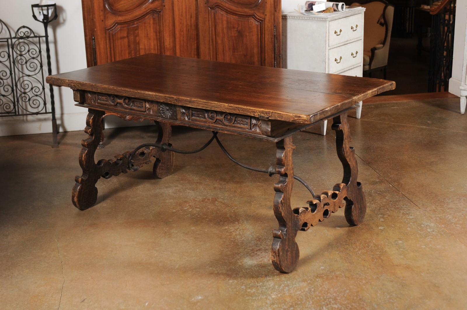 Spanish Baroque 1750s Walnut Fratino Table with Drawers and Iron Stretchers 7