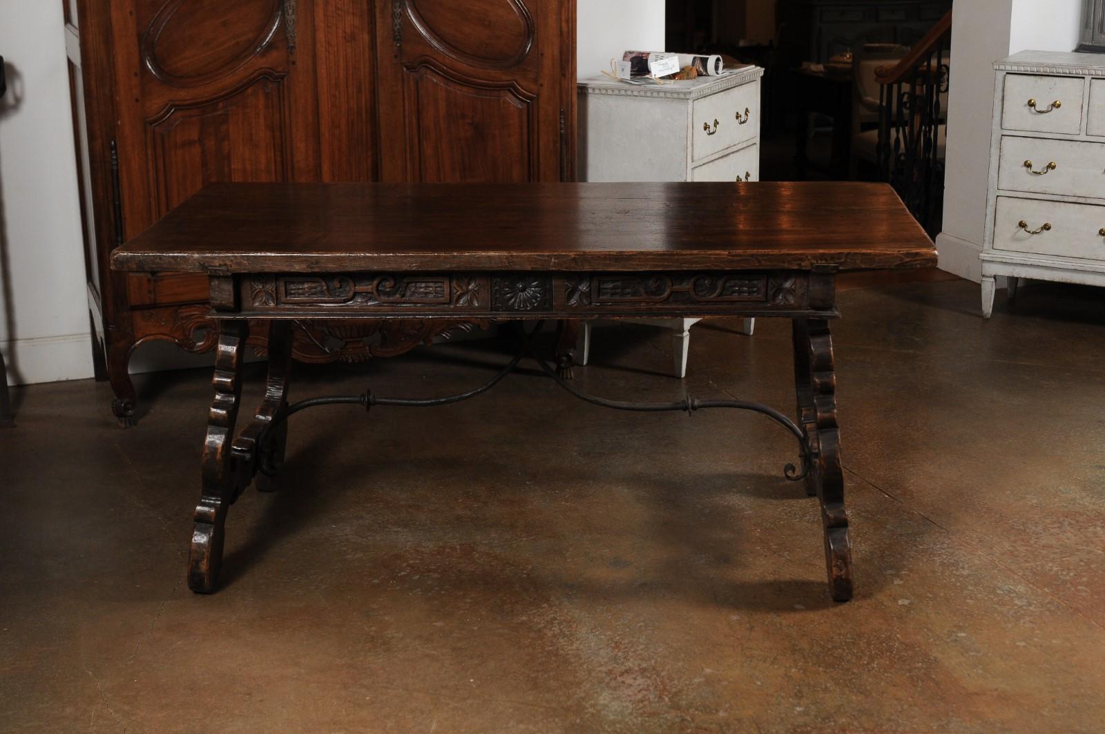 Spanish Baroque 1750s Walnut Fratino Table with Drawers and Iron Stretchers 9