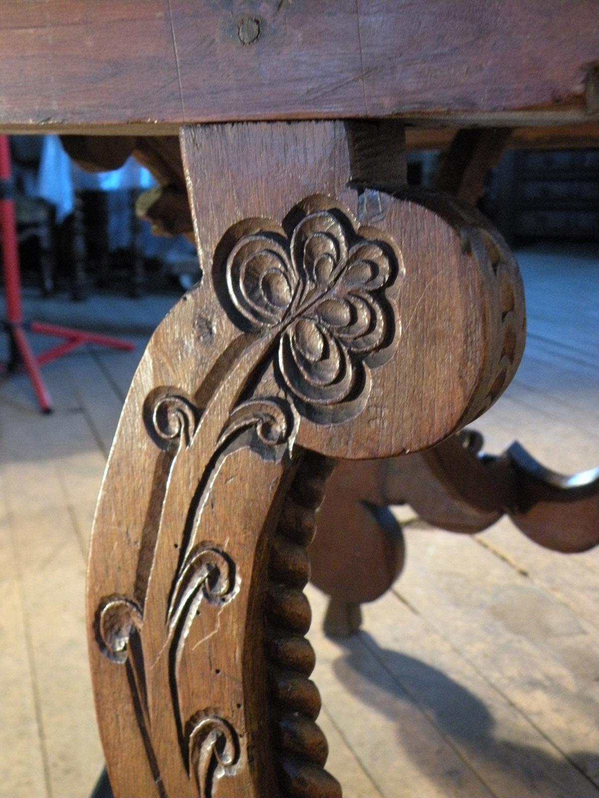Spanish baroque 17th Century carved Walnut trestle table For Sale 5