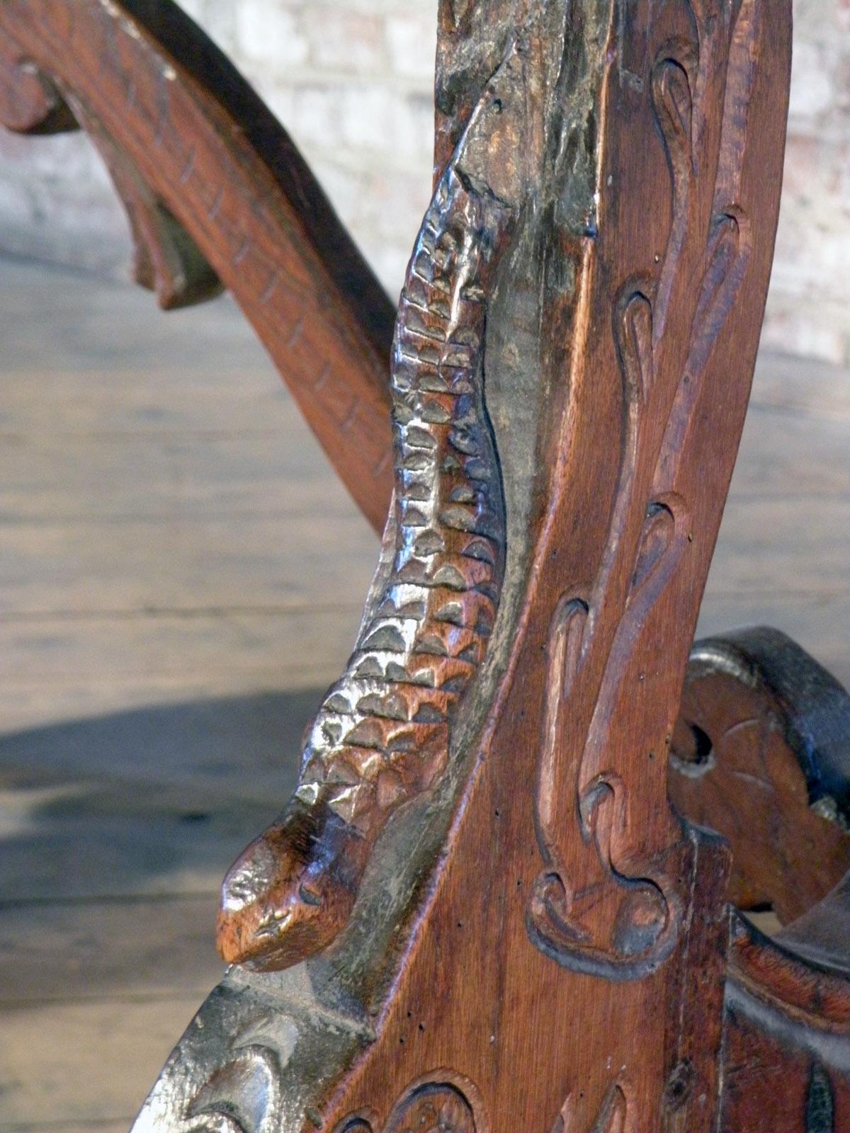 Table à tréteaux baroque espagnole du 17ème siècle en noyer sculpté en vente 4
