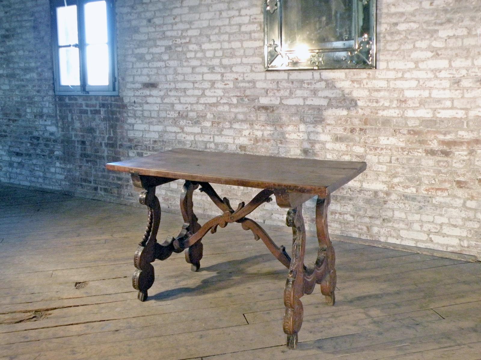 Baroque Spanish baroque 17th Century carved Walnut trestle table For Sale