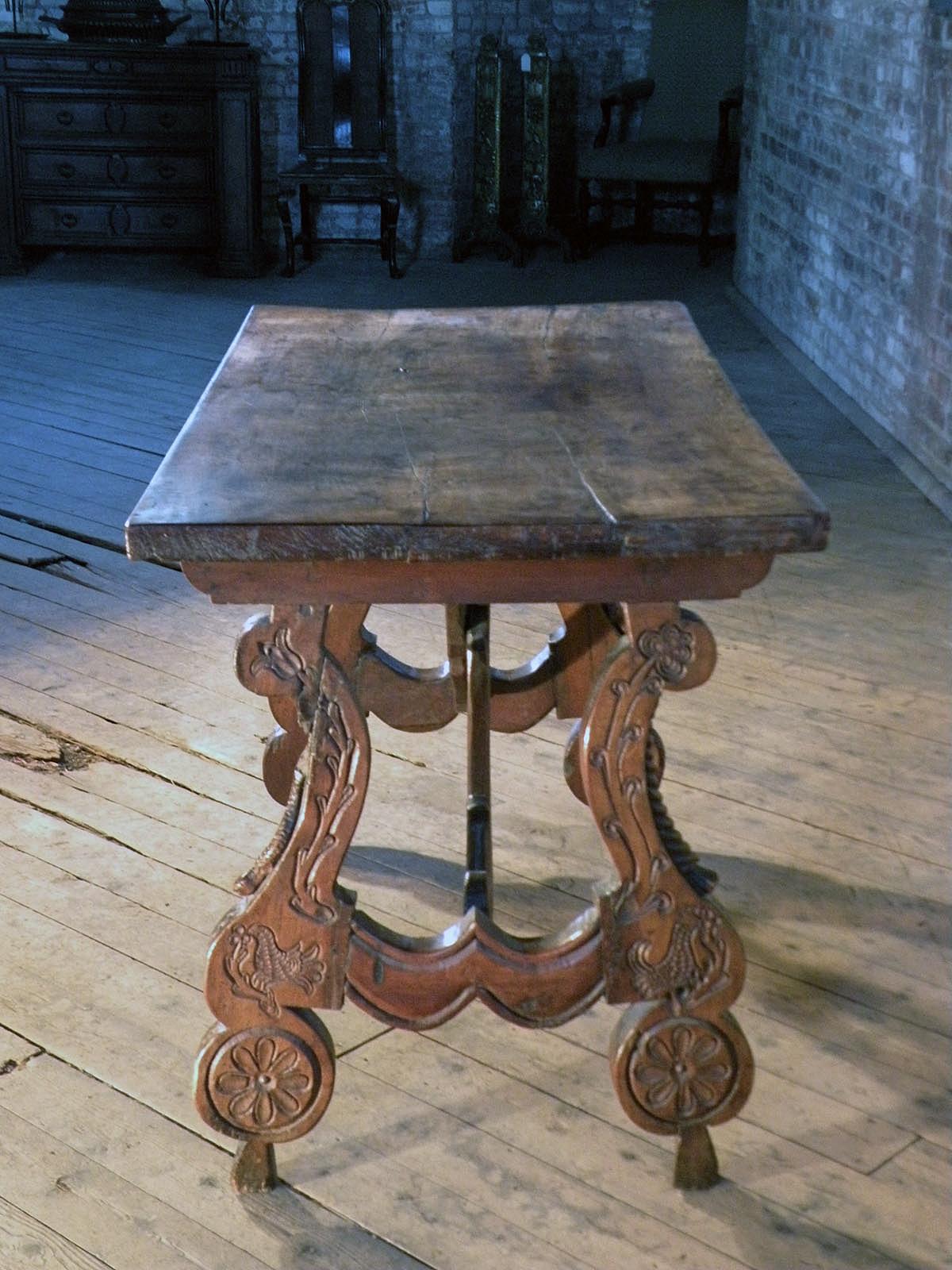 Carved Spanish baroque 17th Century carved Walnut trestle table For Sale