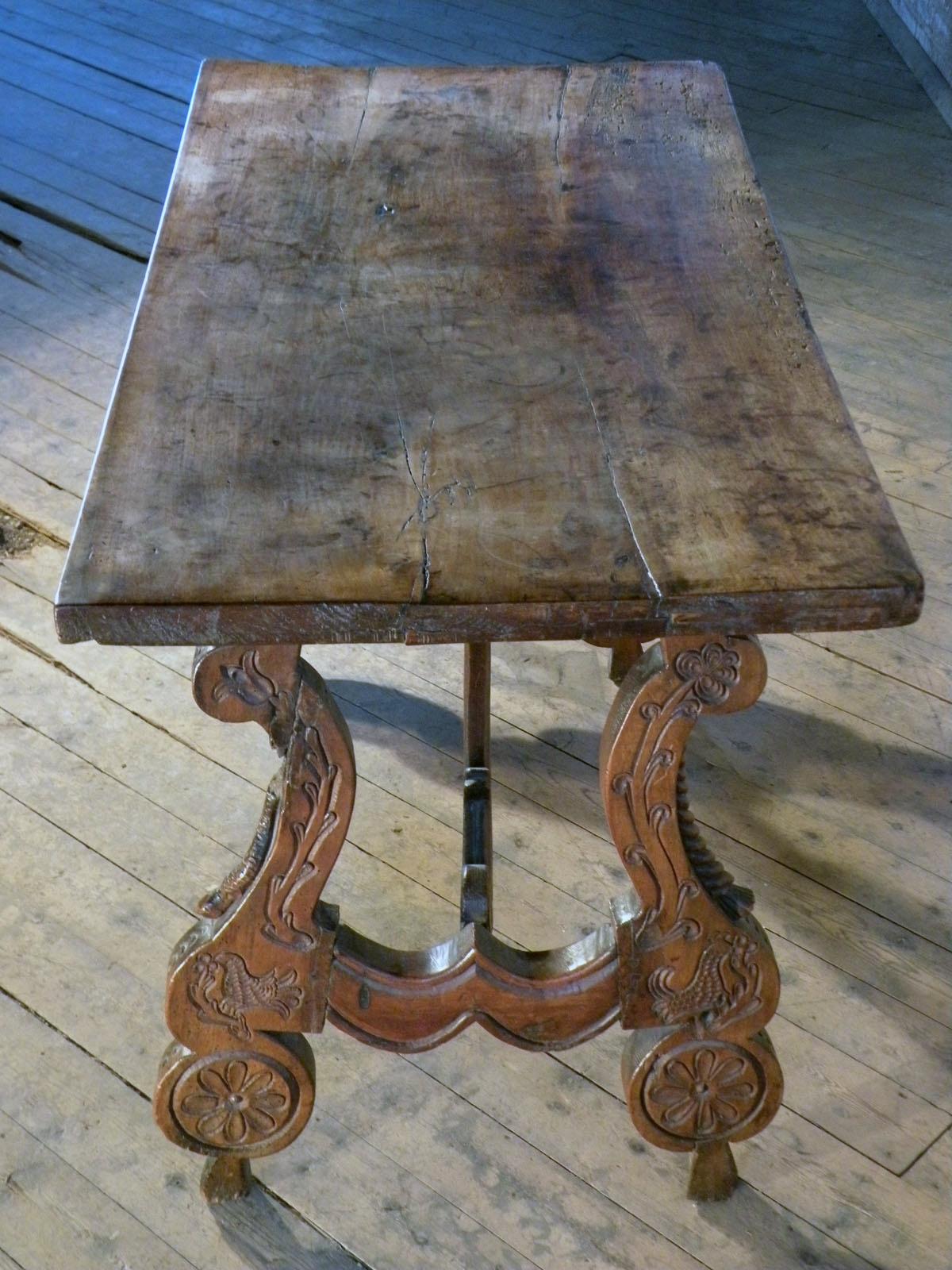 Spanish baroque 17th Century carved Walnut trestle table In Good Condition For Sale In Troy, NY