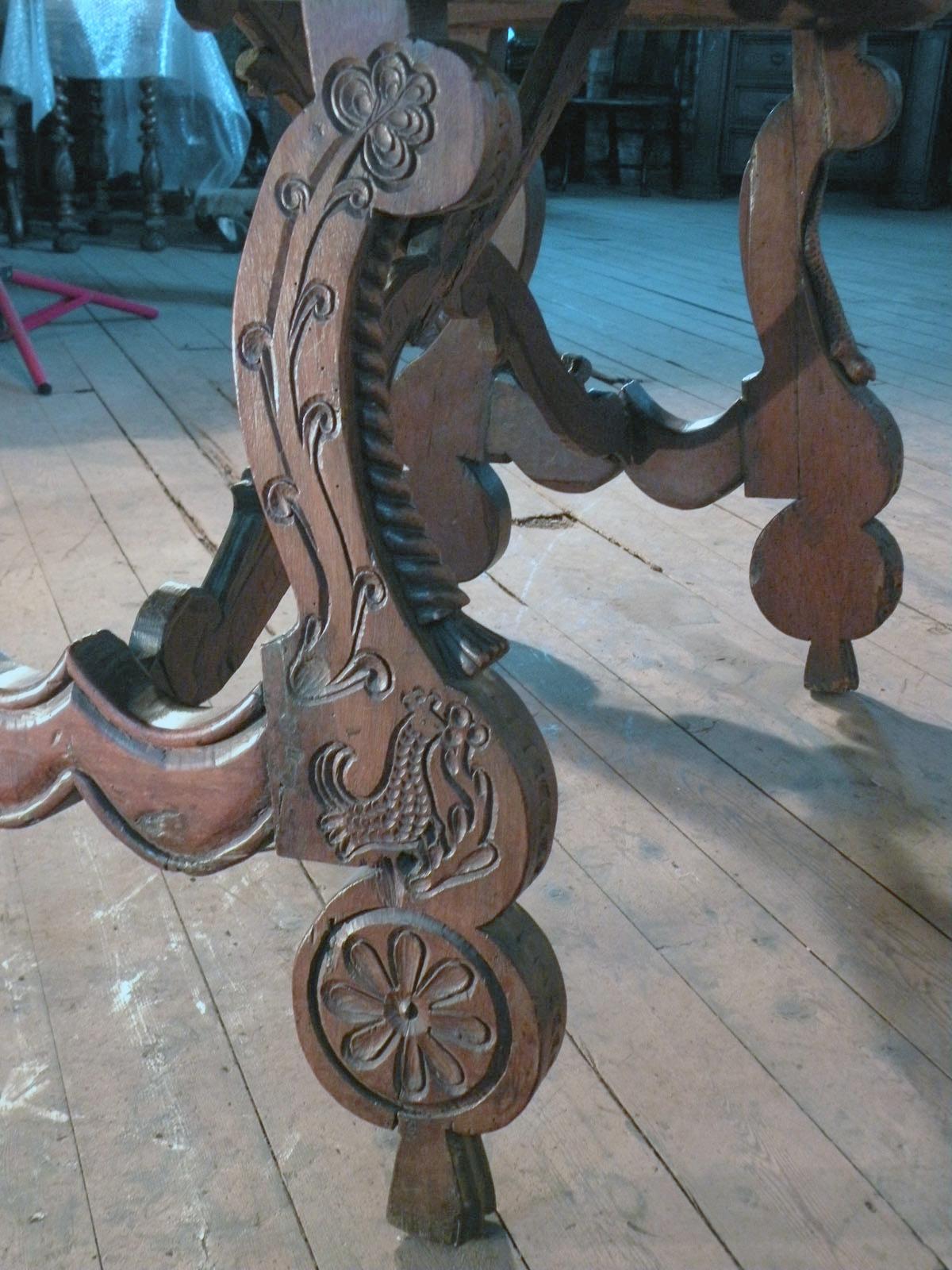 Table à tréteaux baroque espagnole du 17ème siècle en noyer sculpté en vente 1