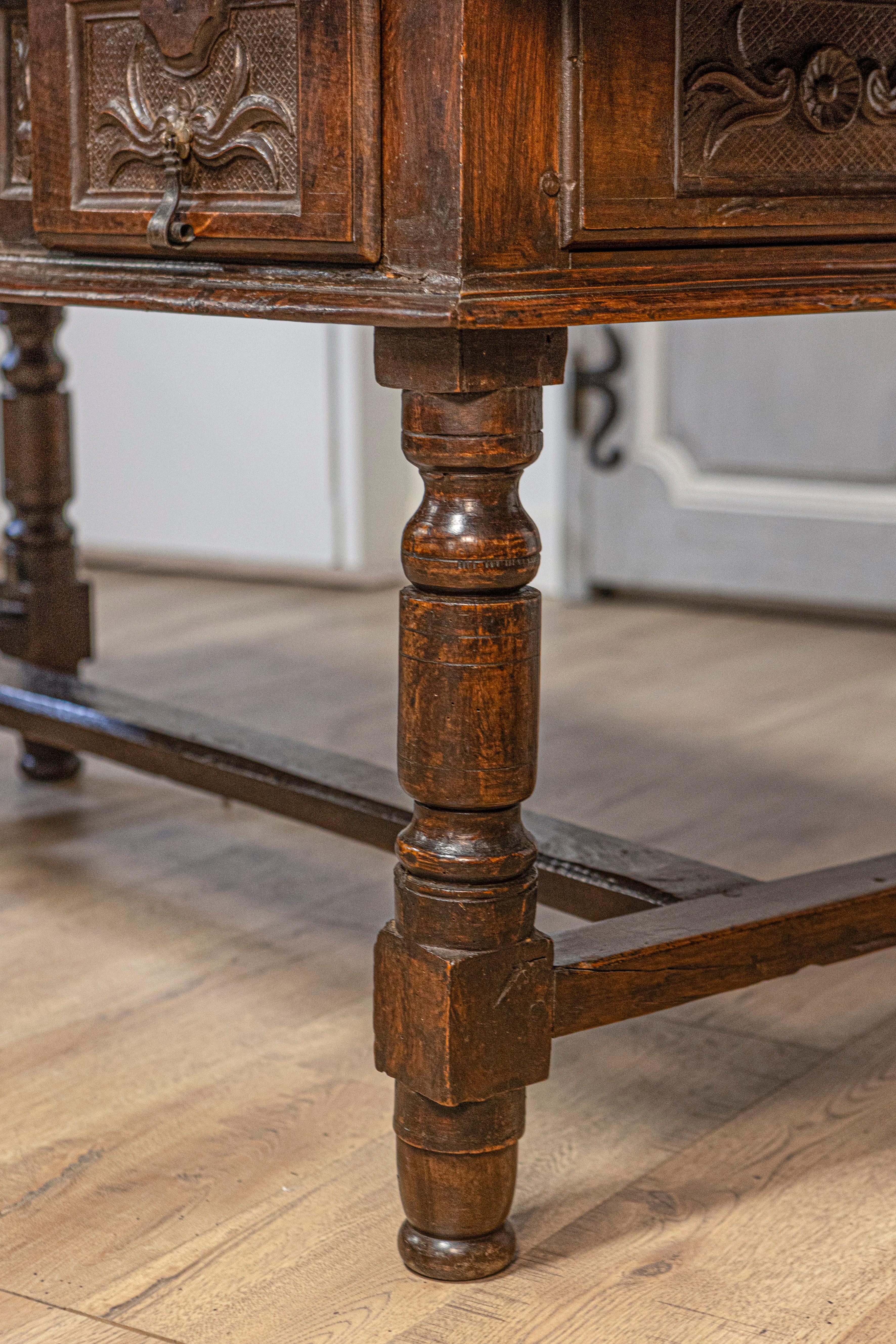 Spanischer Barocktisch aus Nussbaum des 17. Jahrhunderts mit geschnitzten Schubladen und gedrechselten Beinen im Angebot 5