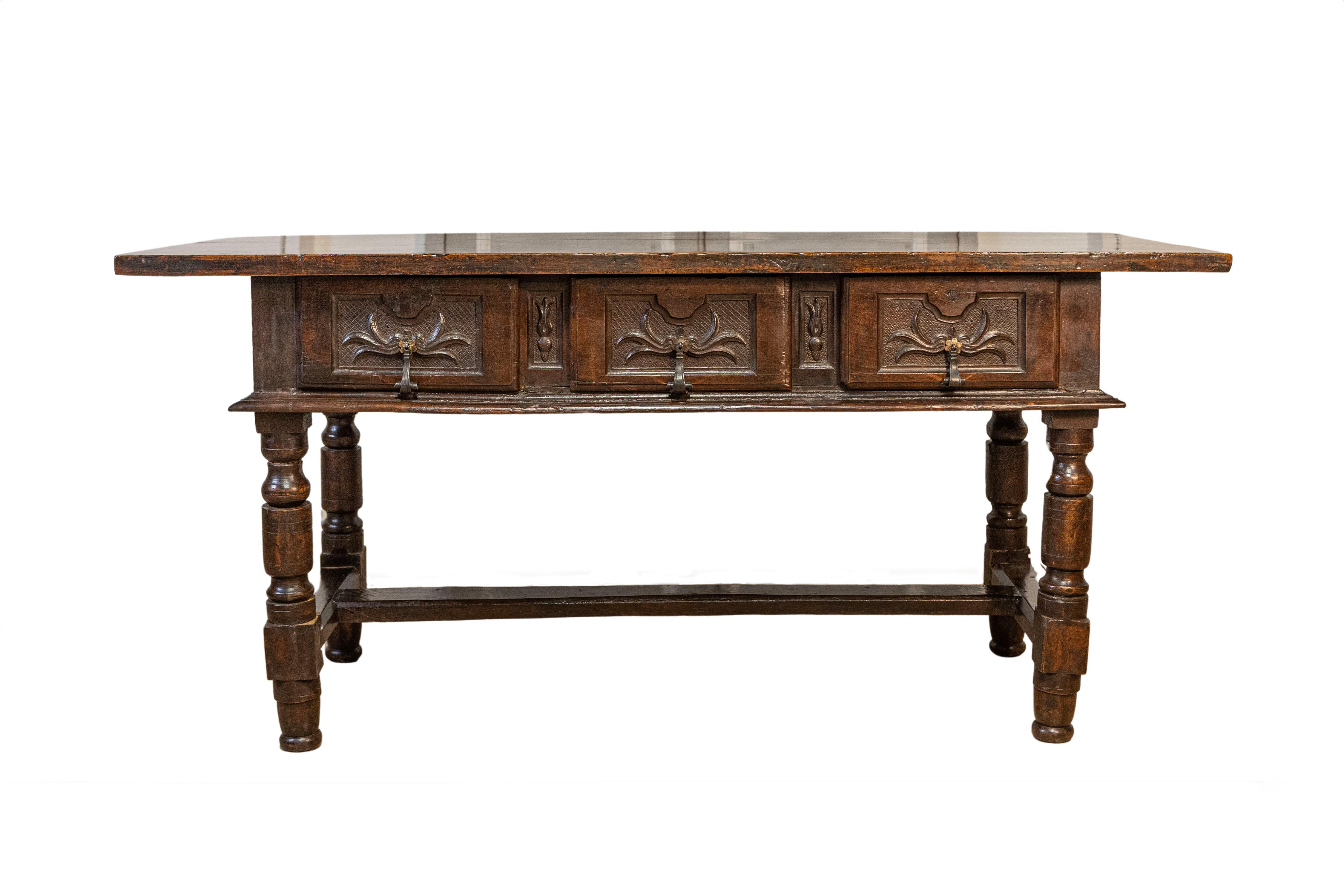 Spanish Baroque 17th Century Walnut Table with Carved Drawers and Turned Legs For Sale 1