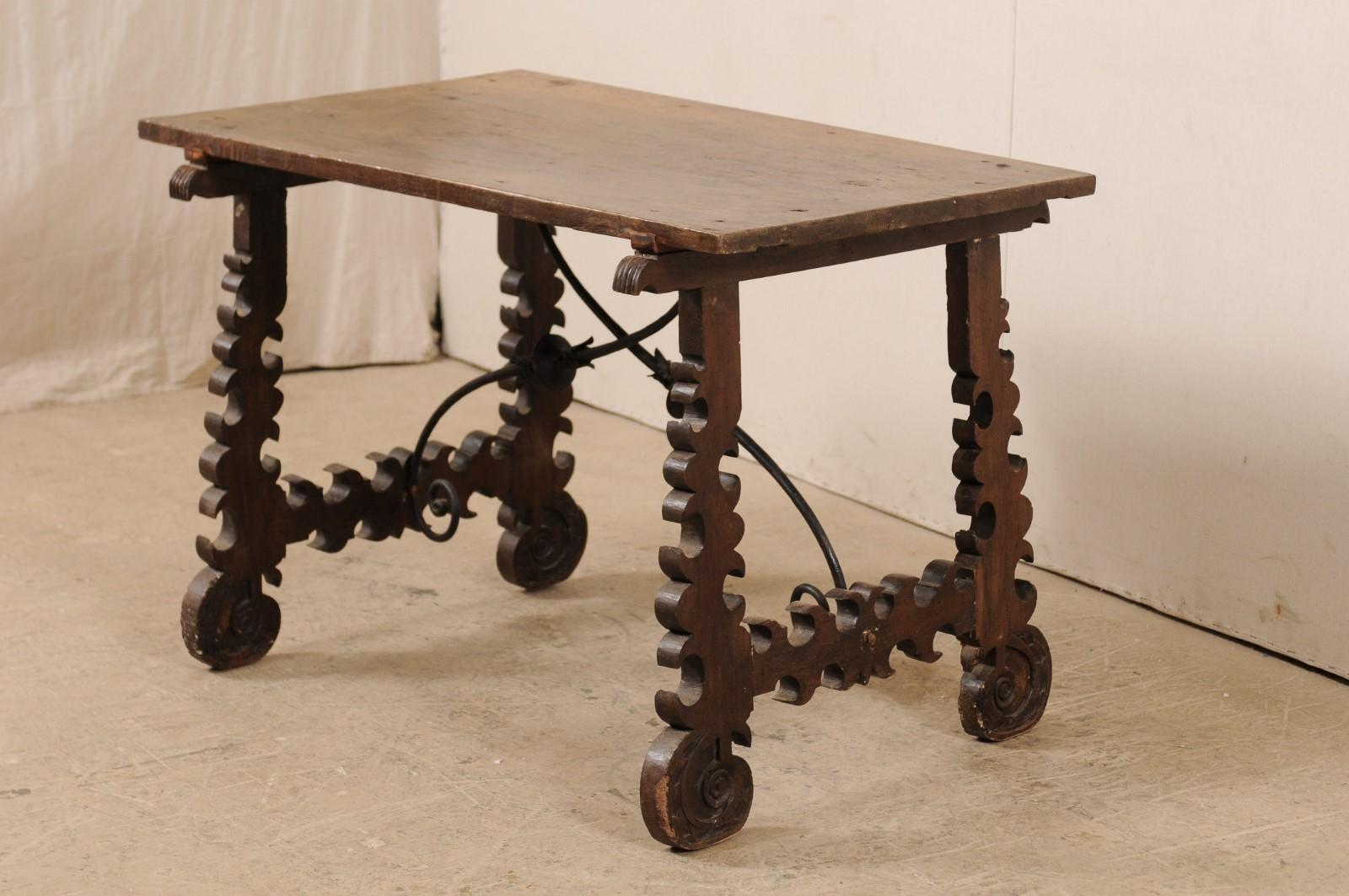 Espagnol Table à tréteaux baroque espagnole du 18ème siècle en bois à pieds en forme de lyre avec traverse en fer en vente