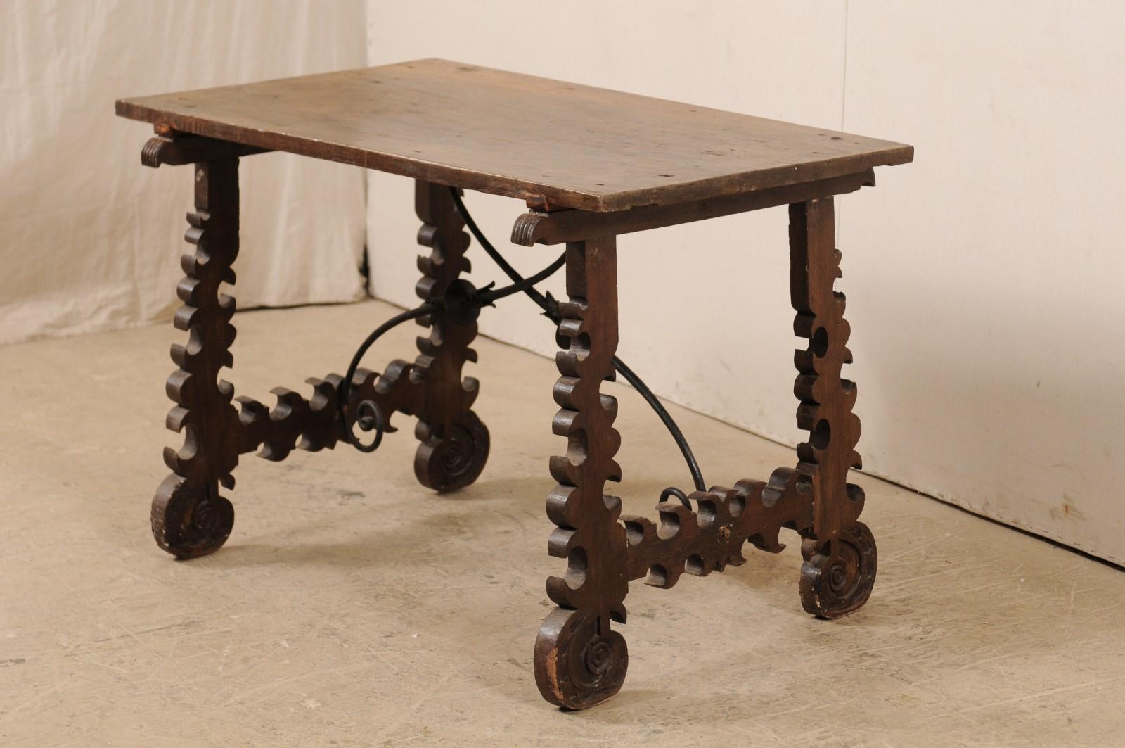 Espagnol Table de tréteaux baroque espagnol du 18ème siècle à pieds en forme de lyre avec traverse en fer en vente