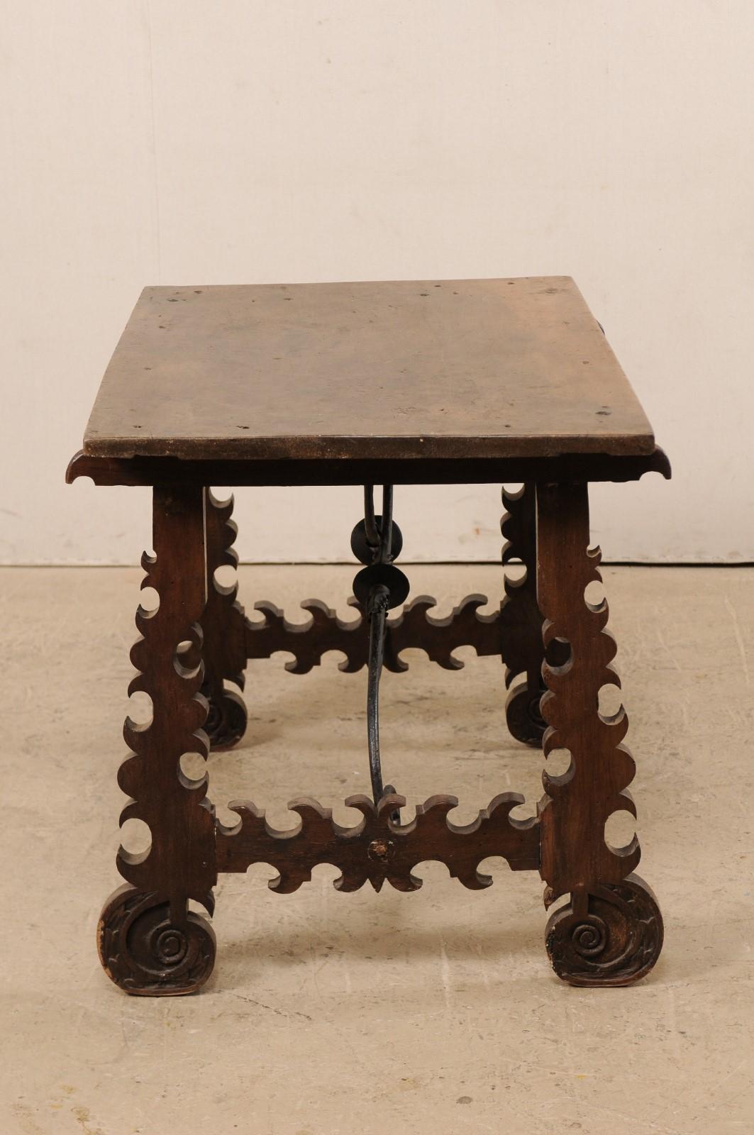 Sculpté Table à tréteaux baroque espagnole du 18ème siècle en bois à pieds en forme de lyre avec traverse en fer en vente