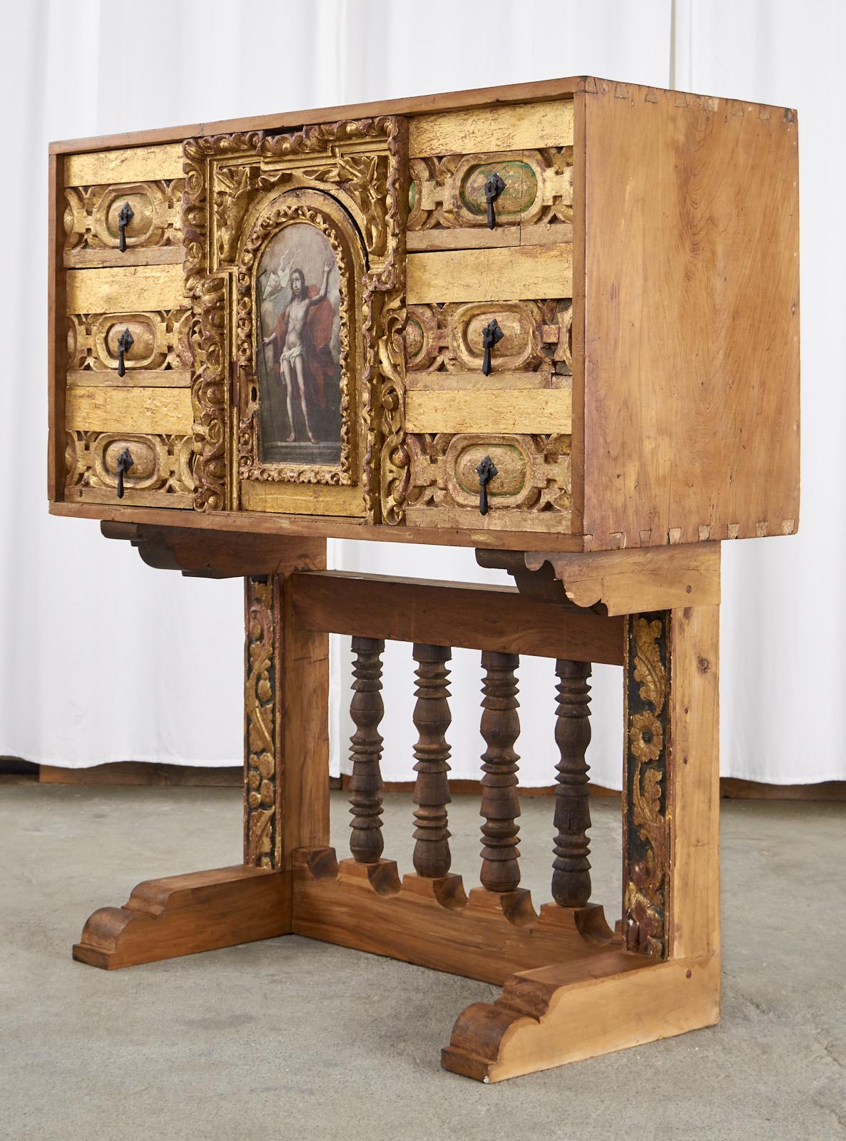 Baroque Coffre de style baroque espagnol Bargueno en bois doré sur Stand en vente