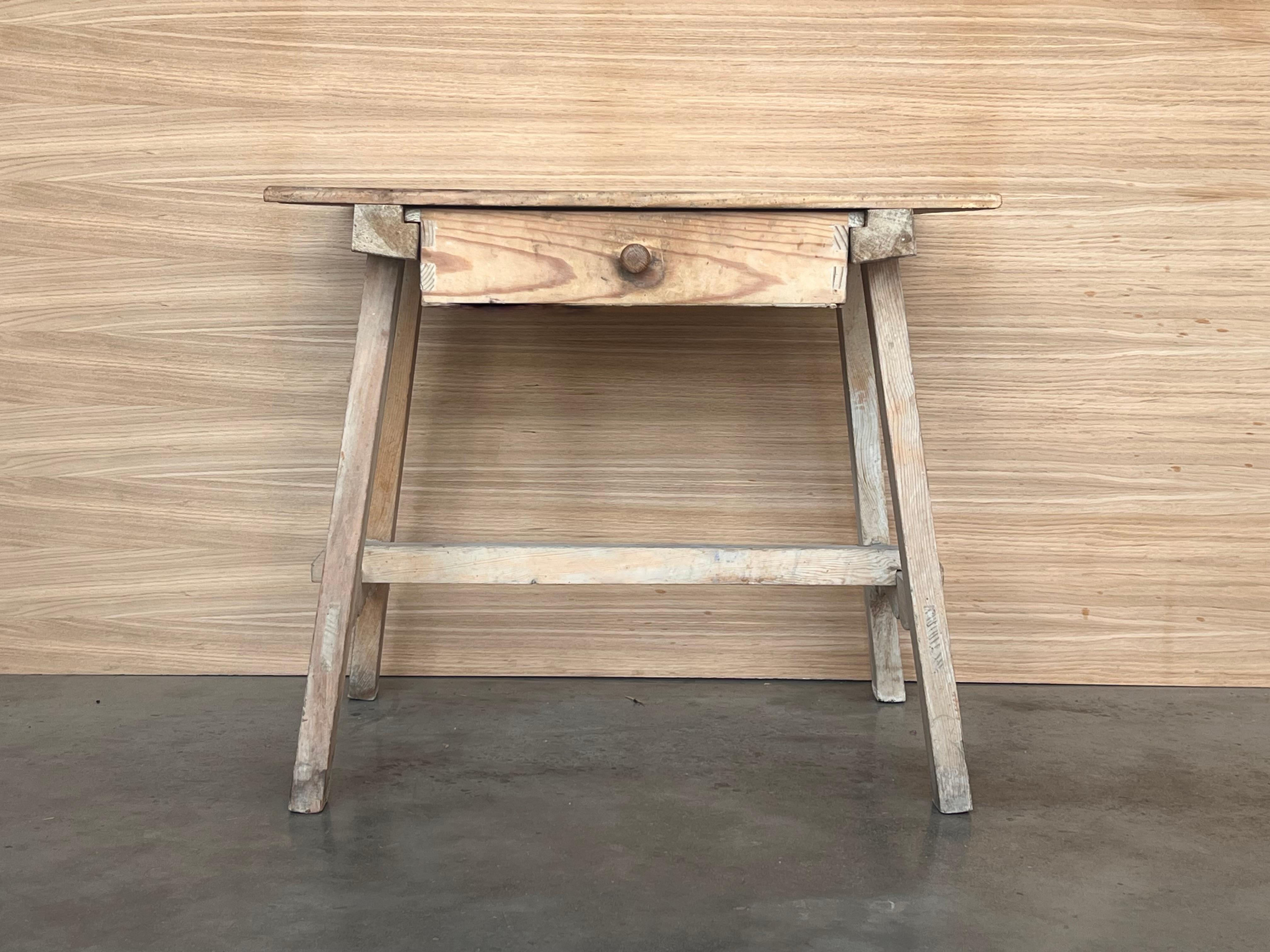Spanish Baroque Bleached Side Table with Drawer In Good Condition For Sale In Miami, FL