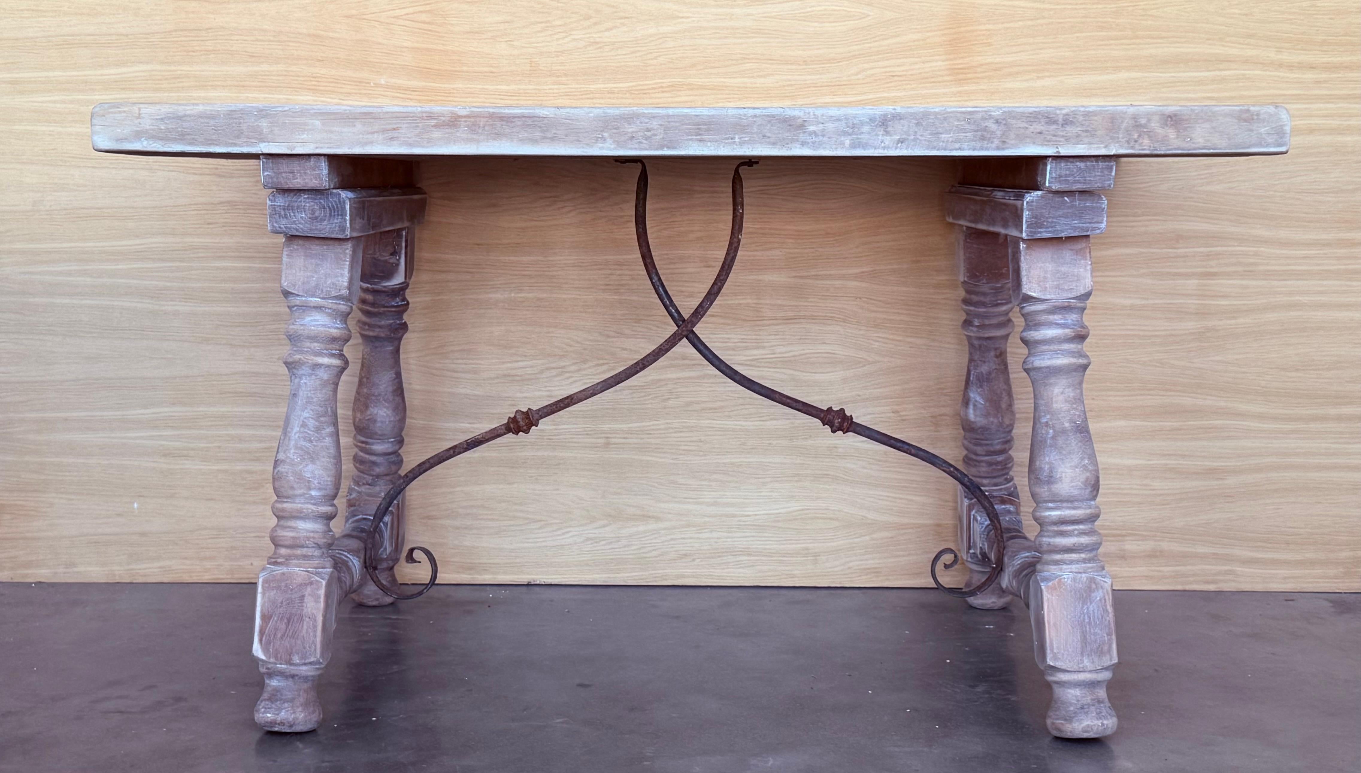 Spanish Baroque Bleached Side Table with Drawer In Good Condition For Sale In Miami, FL
