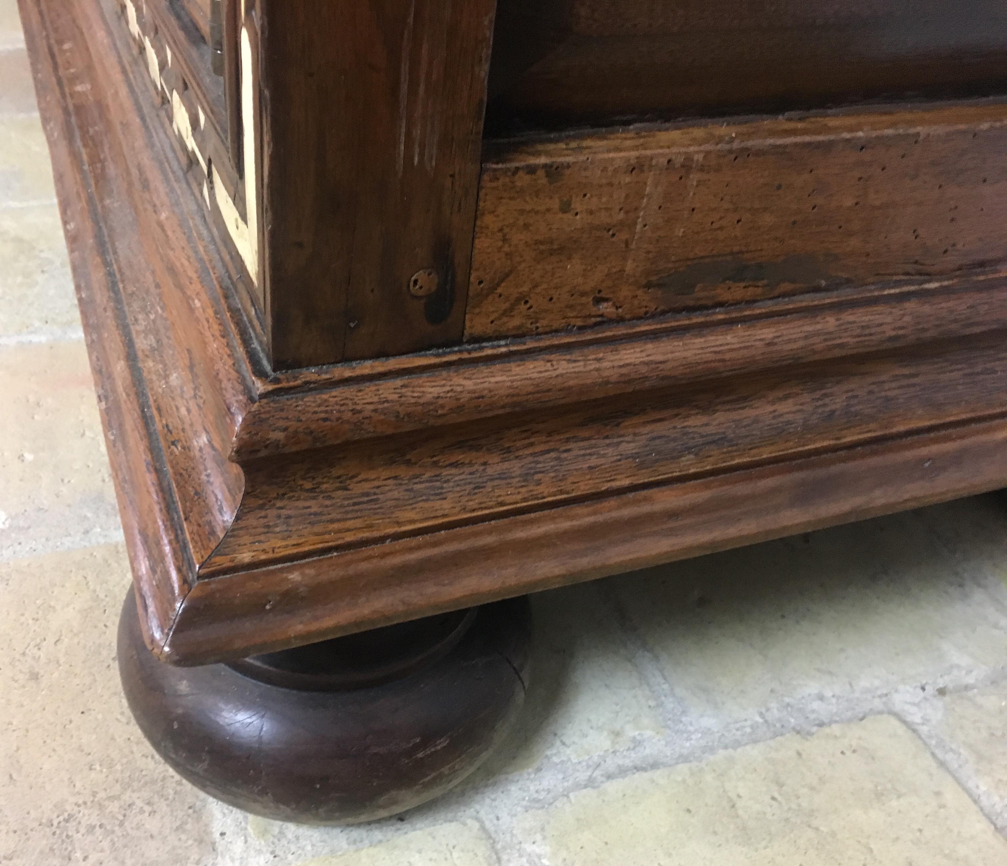 Spanish Baroque Walnut Chest Late 17th-Early 18th Century im Zustand „Gut“ in Miami, FL