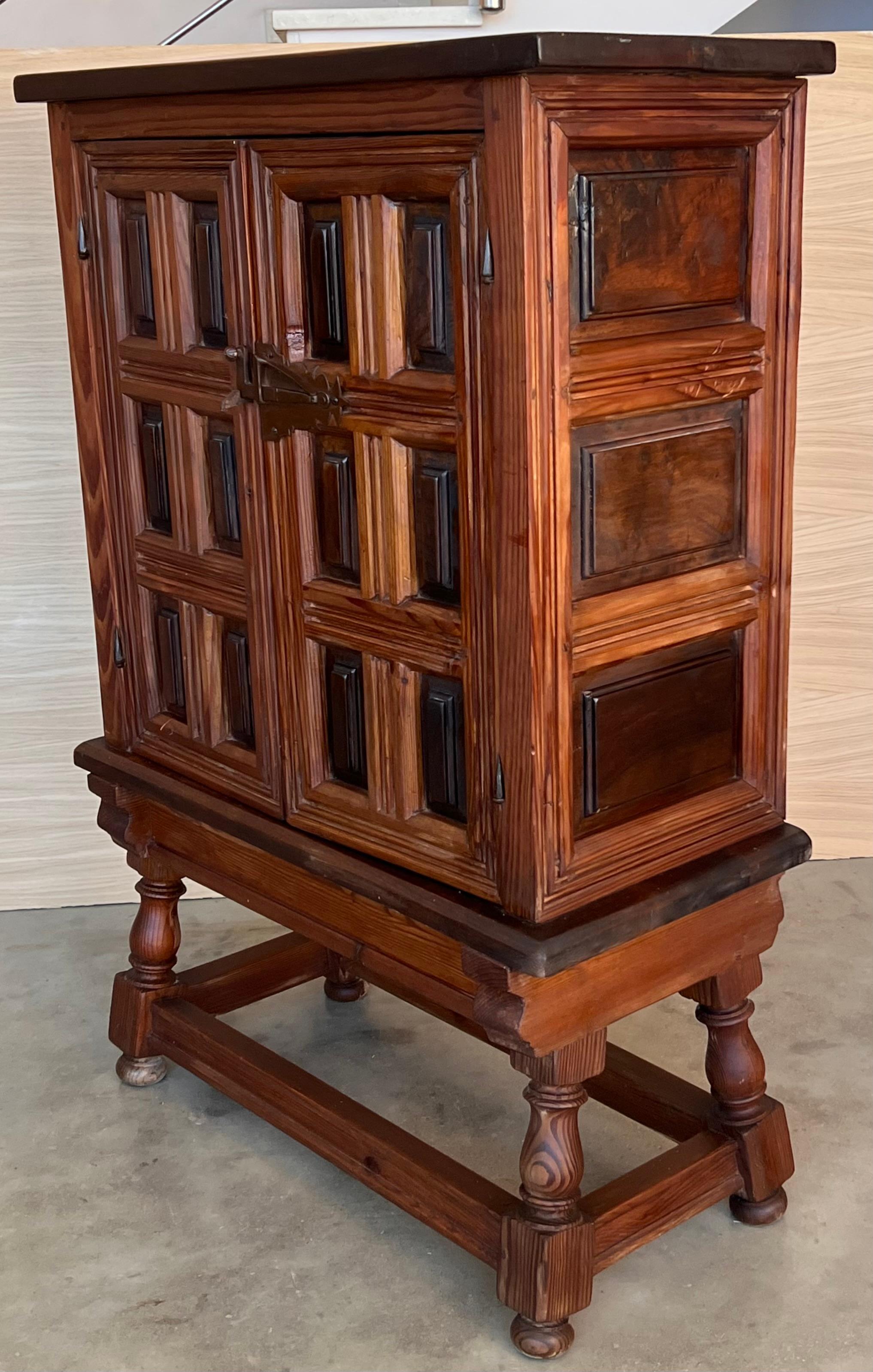 Spanish Baroque Cabinet Bar in Carved Walnut, 1940s For Sale 7