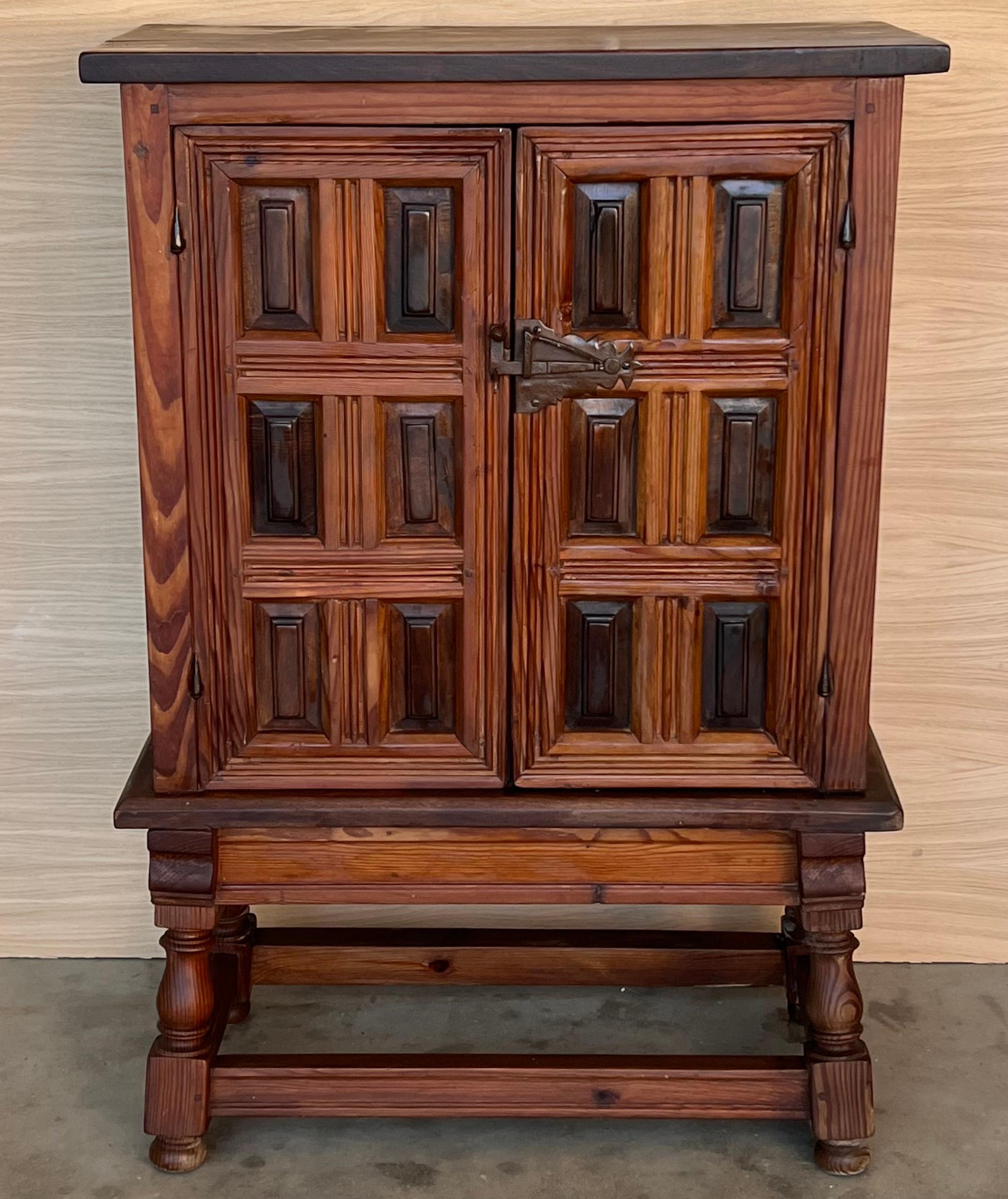 Spanish Baroque Cabinet Bar in Carved Walnut, 1940s In Good Condition For Sale In Miami, FL