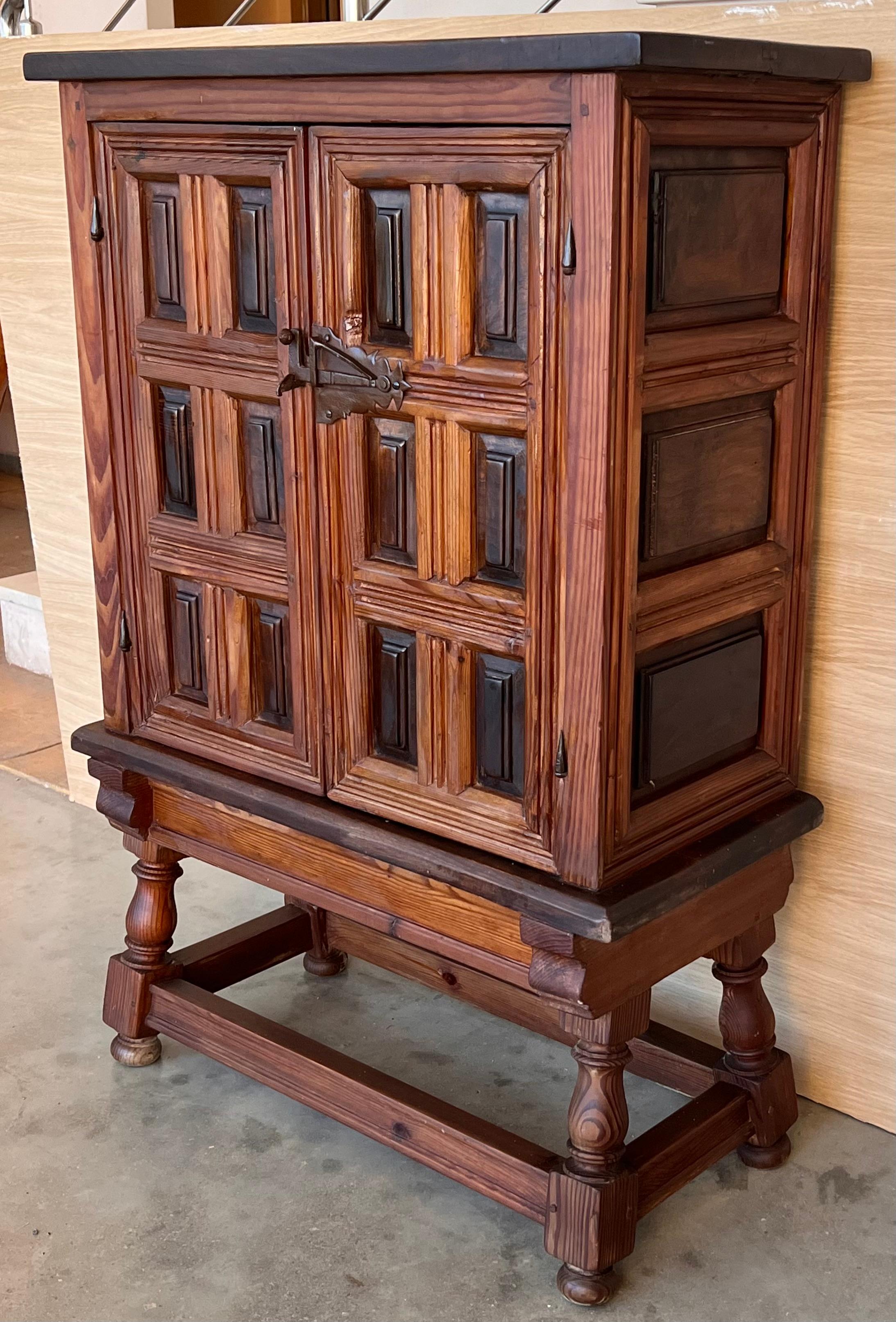 Spanish Baroque Cabinet Bar in Carved Walnut, 1940s For Sale 1