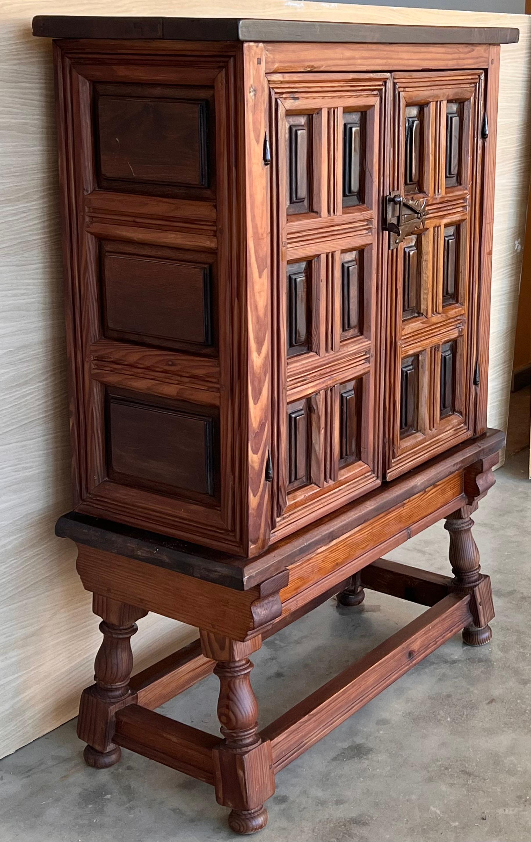 Spanish Baroque Cabinet Bar in Carved Walnut, 1940s For Sale 2
