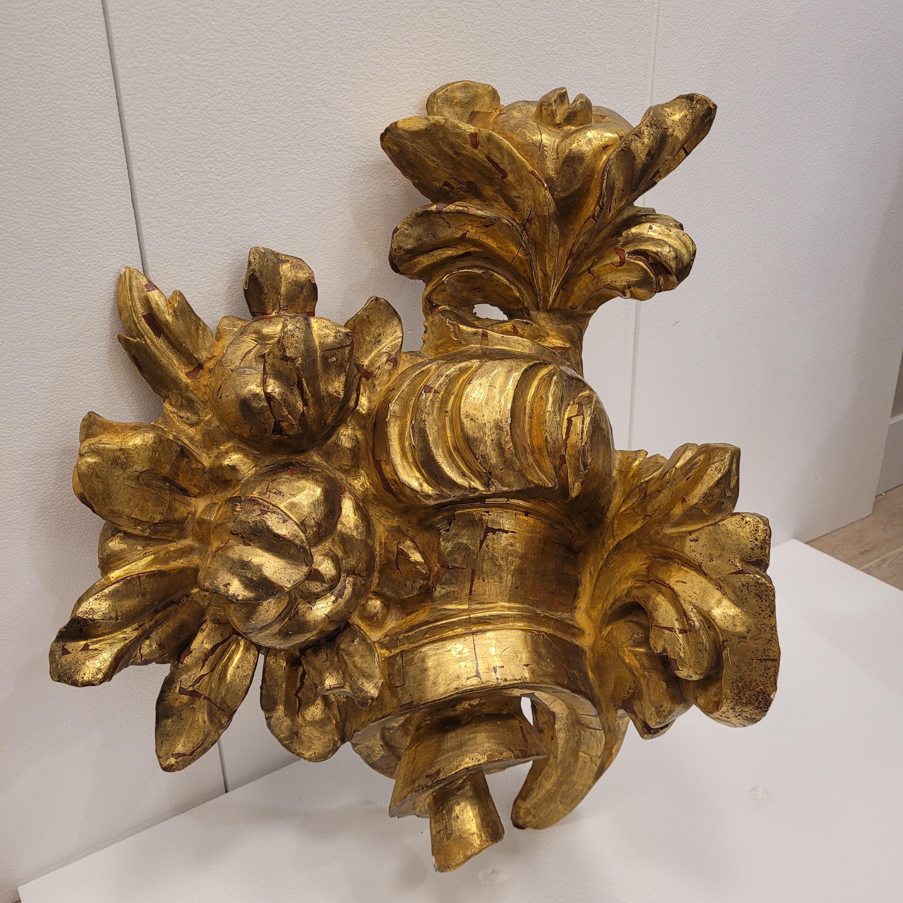 Spanischer Barock Geschnitztes vergoldetes Holz Fragment eines Altaraufsatzes (Handgefertigt) im Angebot
